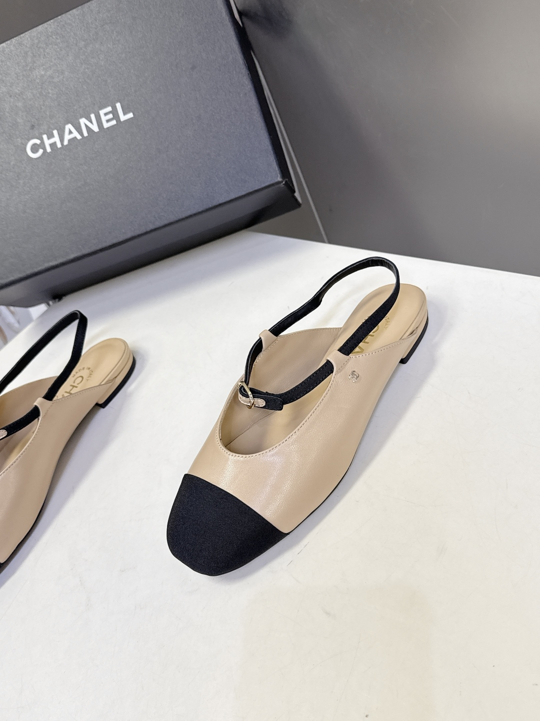 CHANEL香奈儿26C春夏最新款时装鞋 超多网红时尚博主种草 高级感舒适，配女神们的半身裙 经典的小圆