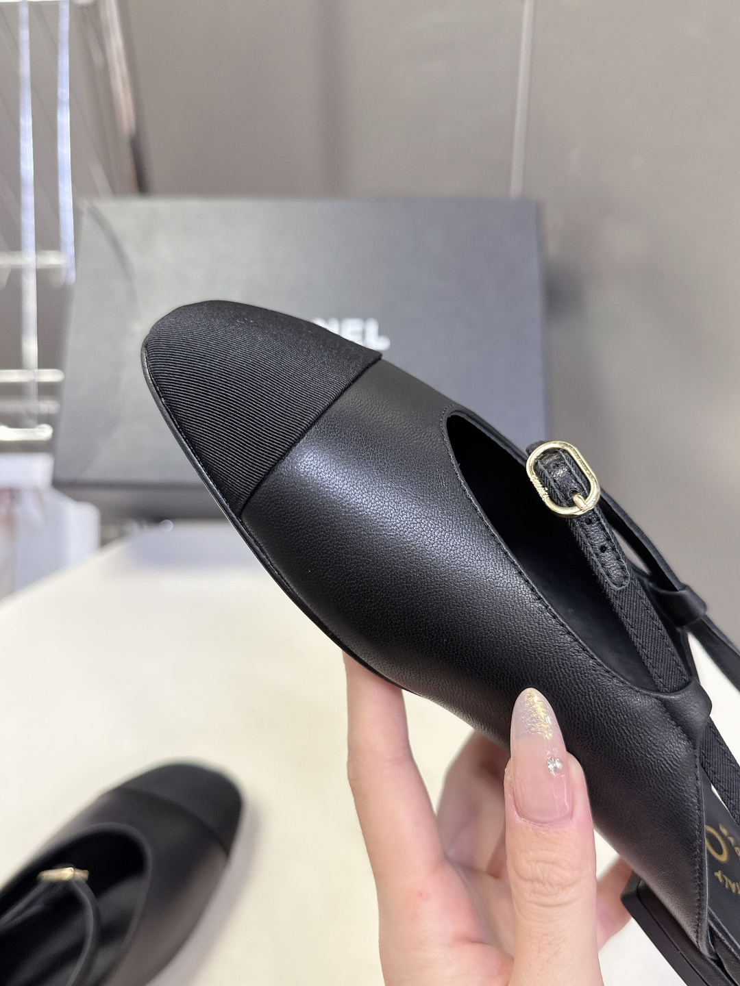 CHANEL香奈儿26C春夏最新款时装鞋 超多网红时尚博主种草 高级感舒适，配女神们的半身裙 经典的小圆