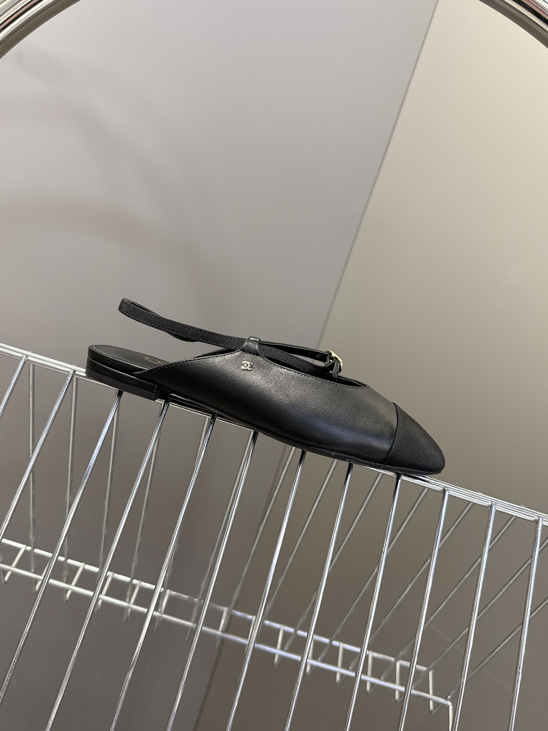 CHANEL香奈儿26C春夏最新款时装鞋 超多网红时尚博主种草 高级感舒适，配女神们的半身裙 经典的小圆