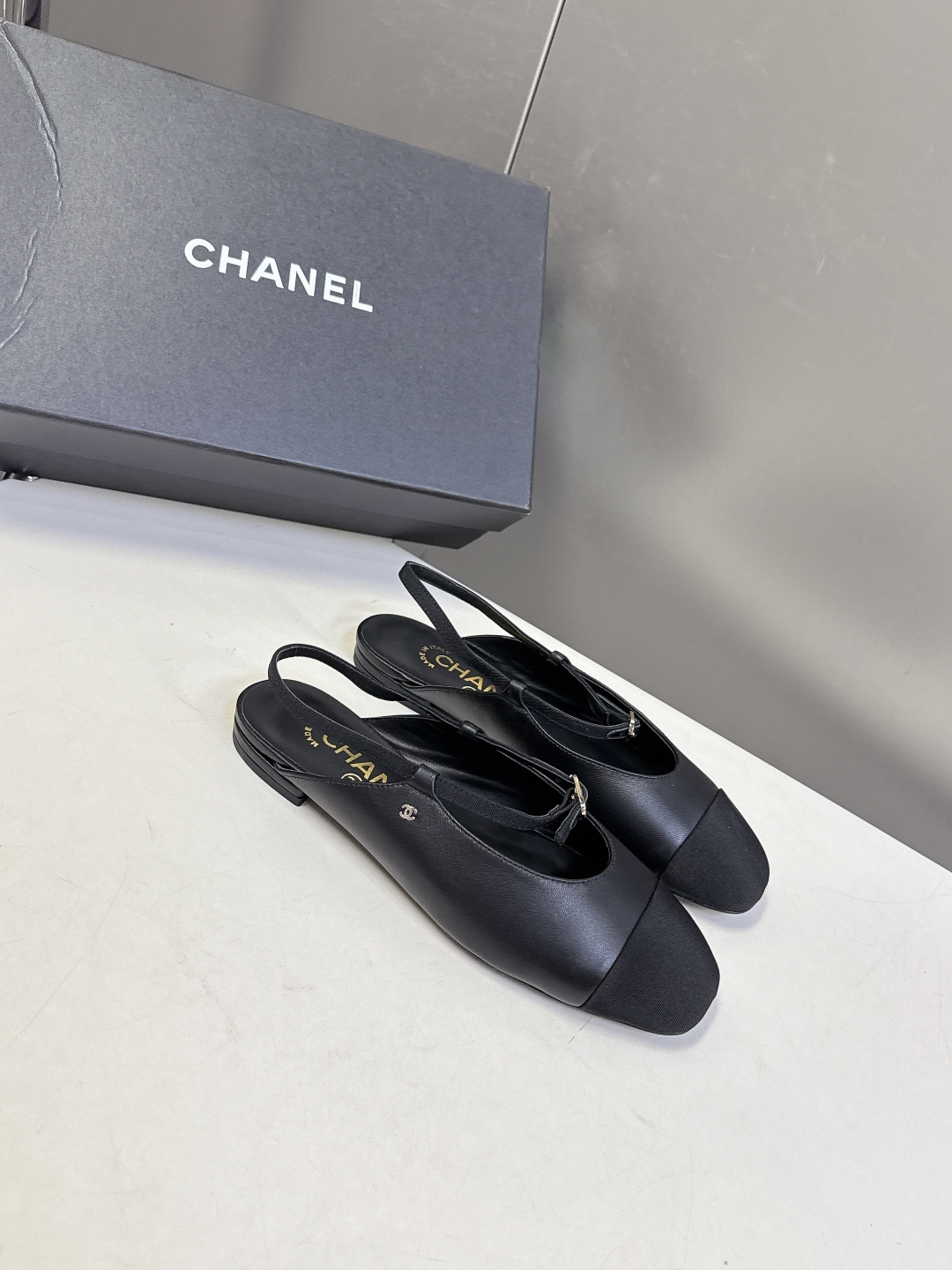 CHANEL香奈儿26C春夏最新款时装鞋 超多网红时尚博主种草 高级感舒适，配女神们的半身裙 经典的小圆