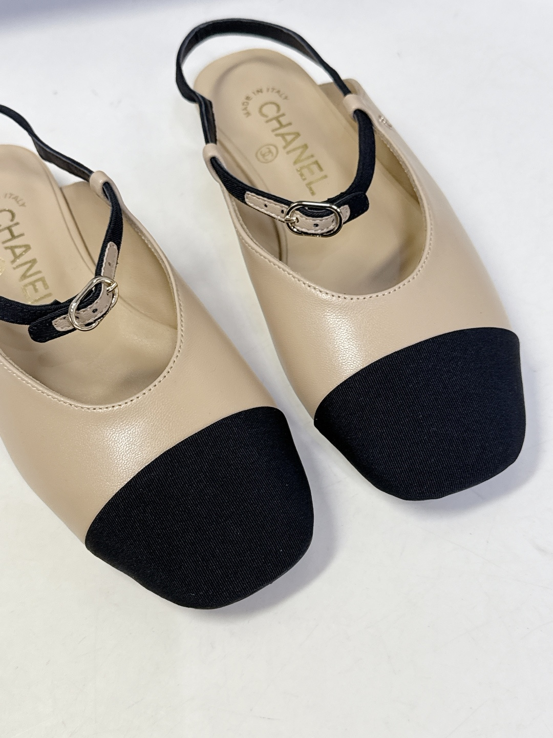 CHANEL香奈儿26C春夏最新款时装鞋 超多网红时尚博主种草 高级感舒适，配女神们的半身裙 经典的小圆