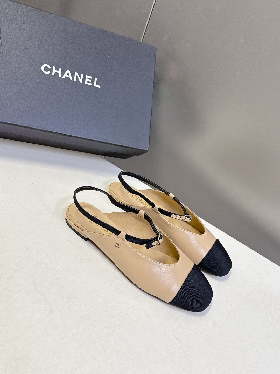 CHANEL香奈儿26C春夏最新款时装鞋 超多网红时尚博主种草 高级感舒适，配女神们的半身裙 经典的小圆