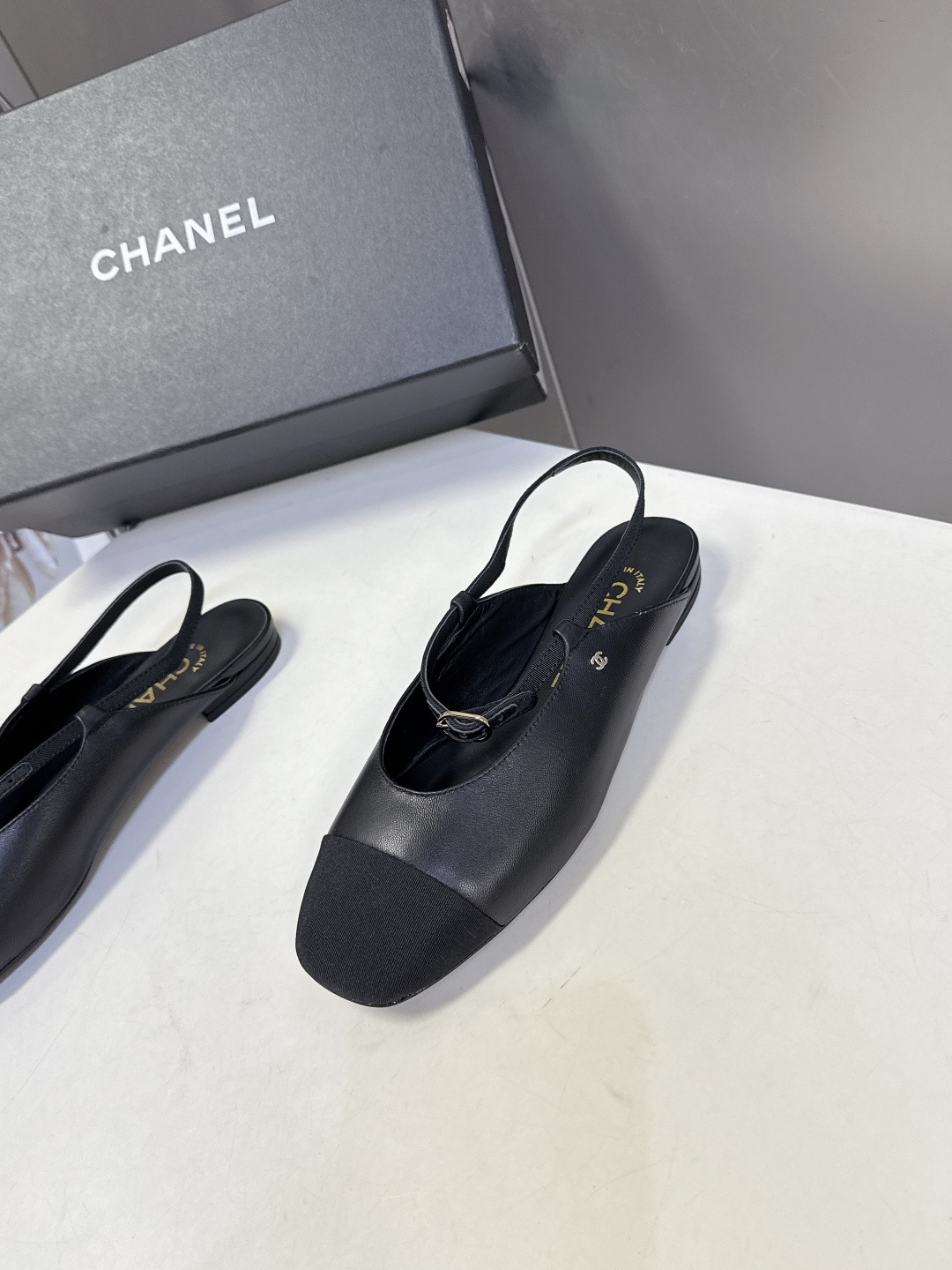 CHANEL香奈儿26C春夏最新款时装鞋 超多网红时尚博主种草 高级感舒适，配女神们的半身裙 经典的小圆