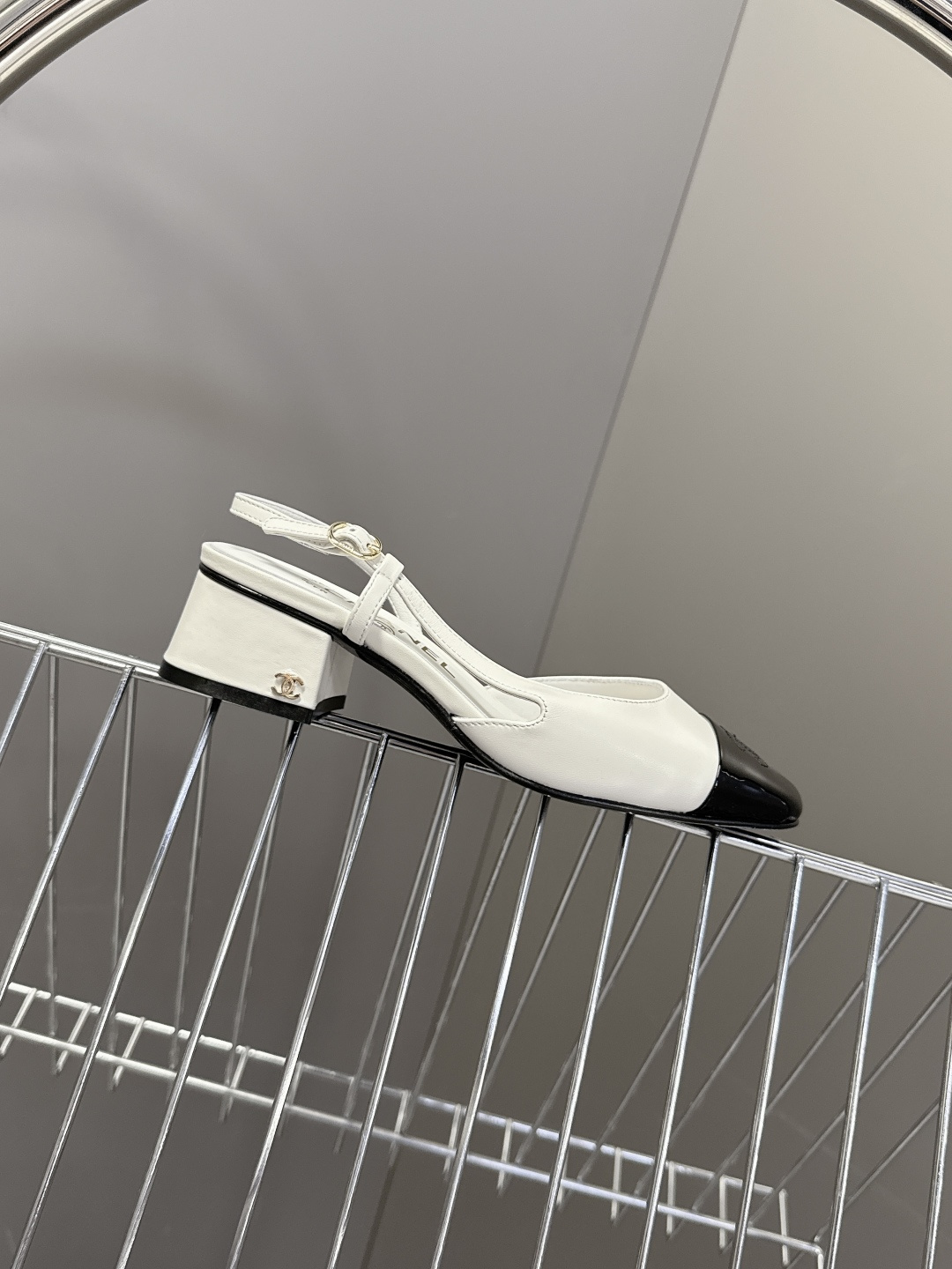 CHANEL香奈儿26C春夏最新款时装鞋 超多网红时尚博主种草 高级感舒适，配女神们的半身裙 经典的小圆