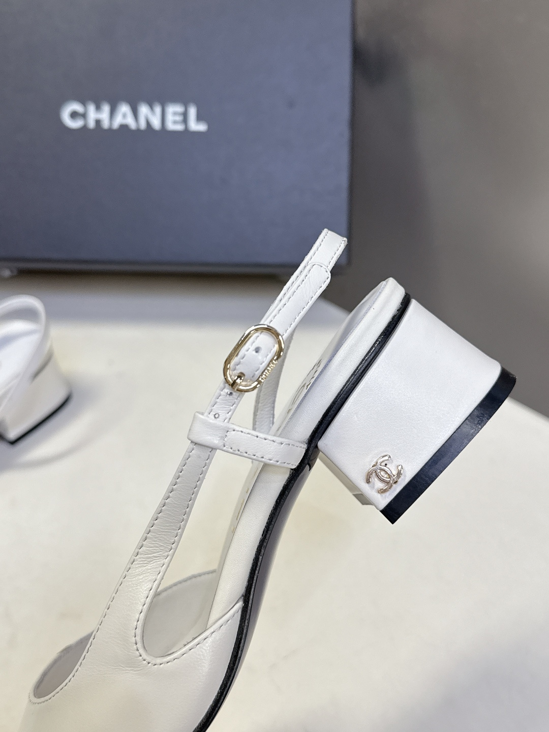 CHANEL香奈儿26C春夏最新款时装鞋 超多网红时尚博主种草 高级感舒适，配女神们的半身裙 经典的小圆