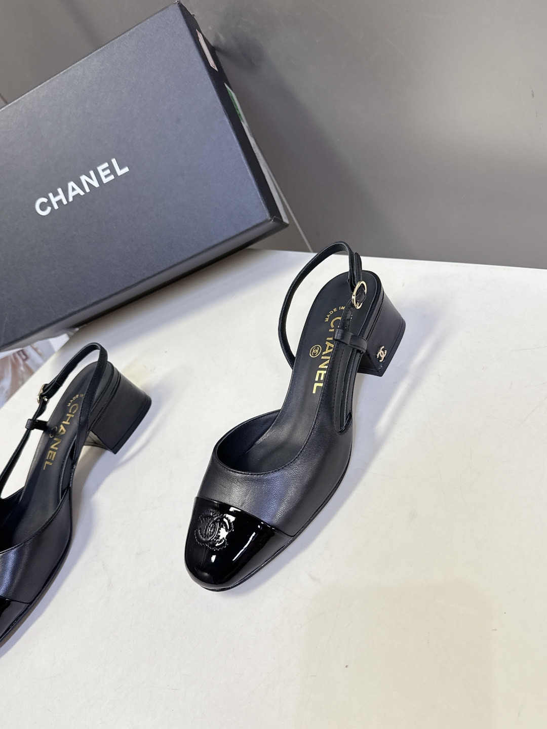 CHANEL香奈儿26C春夏最新款时装鞋 超多网红时尚博主种草 高级感舒适，配女神们的半身裙 经典的小圆