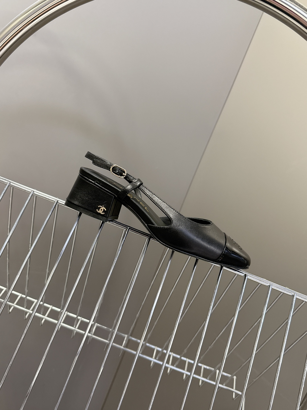 CHANEL香奈儿26C春夏最新款时装鞋 超多网红时尚博主种草 高级感舒适，配女神们的半身裙 经典的小圆