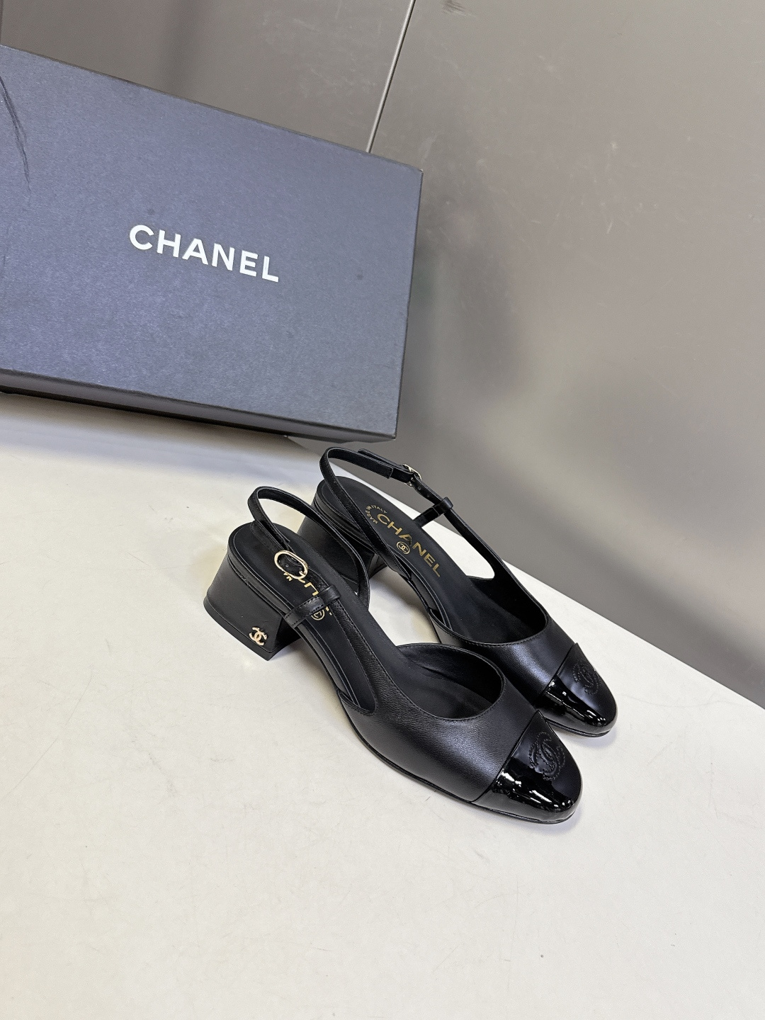 CHANEL香奈儿26C春夏最新款时装鞋 超多网红时尚博主种草 高级感舒适，配女神们的半身裙 经典的小圆