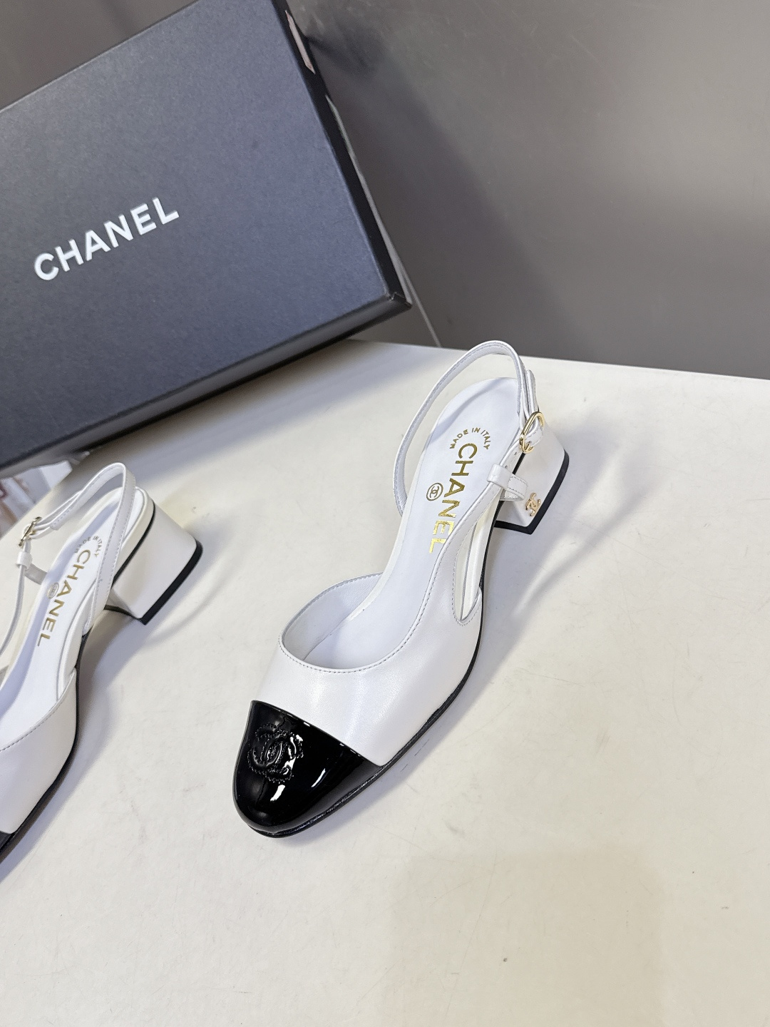 CHANEL香奈儿26C春夏最新款时装鞋 超多网红时尚博主种草 高级感舒适，配女神们的半身裙 经典的小圆