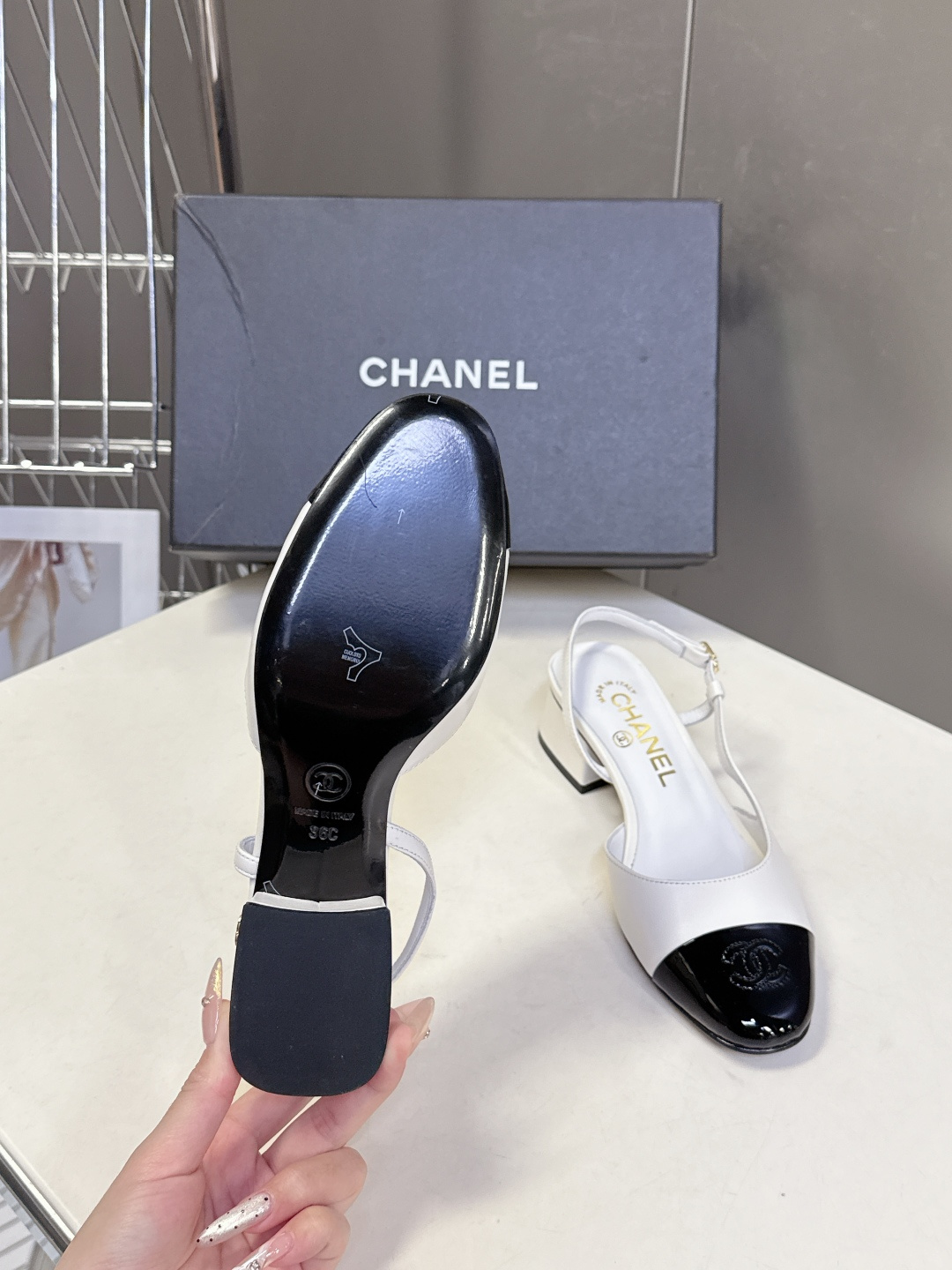 CHANEL香奈儿26C春夏最新款时装鞋 超多网红时尚博主种草 高级感舒适，配女神们的半身裙 经典的小圆