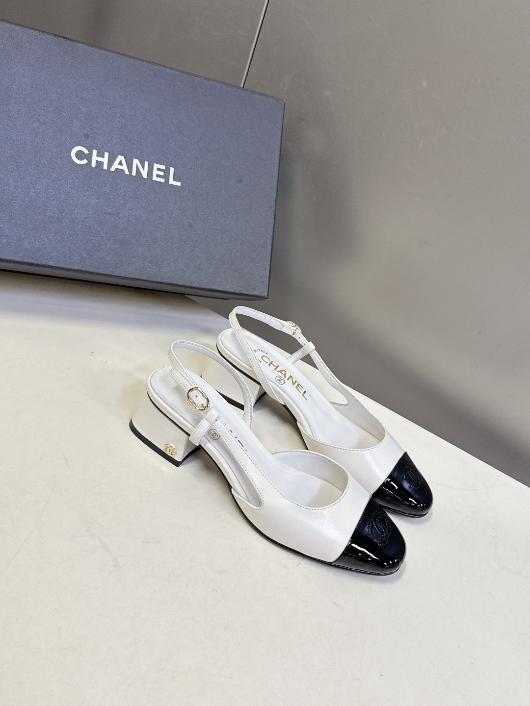 CHANEL香奈儿26C春夏最新款时装鞋 超多网红时尚博主种草 高级感舒适，配女神们的半身裙 经典的小圆