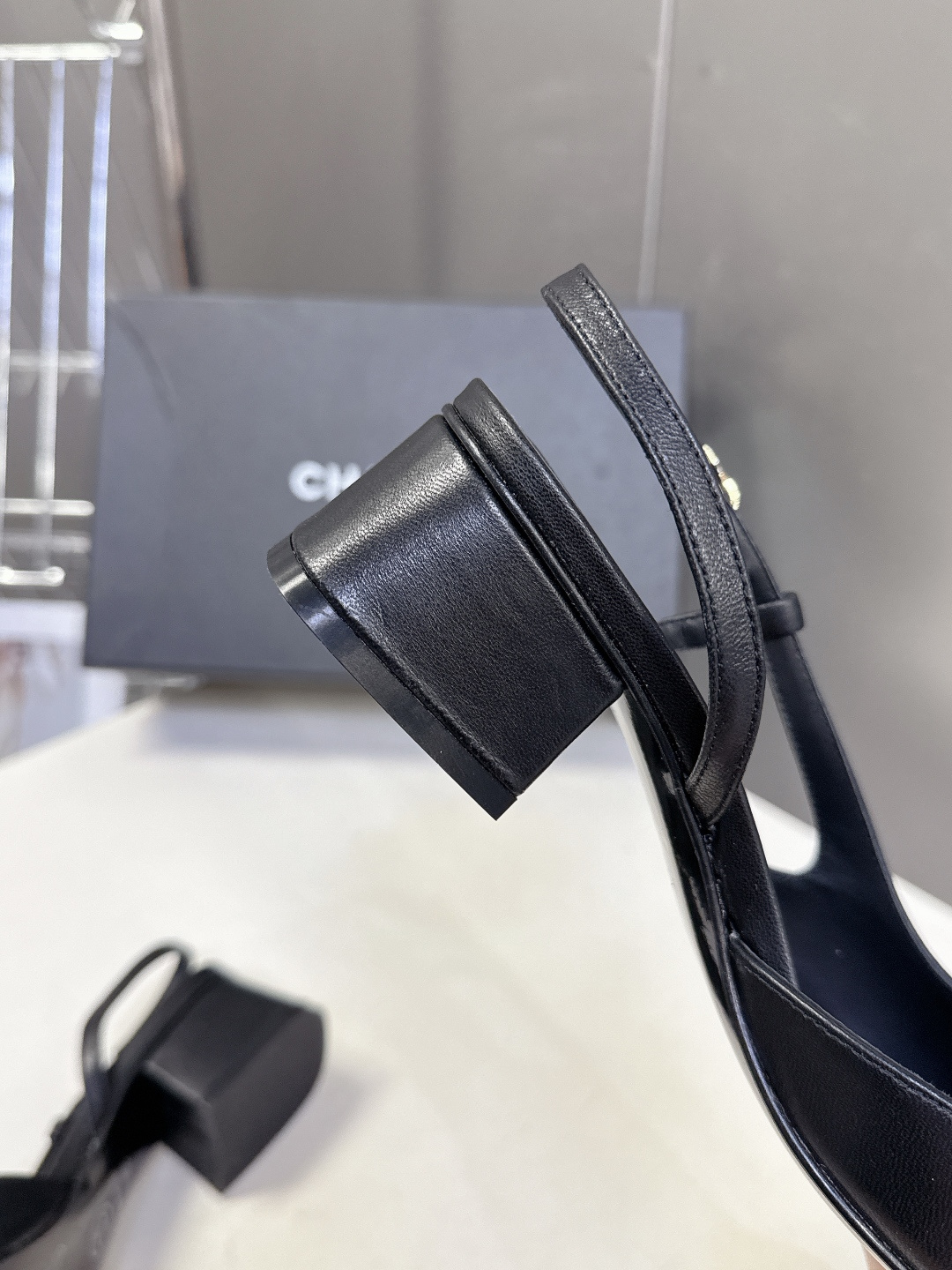 CHANEL香奈儿26C春夏最新款时装鞋 超多网红时尚博主种草 高级感舒适，配女神们的半身裙 经典的小圆