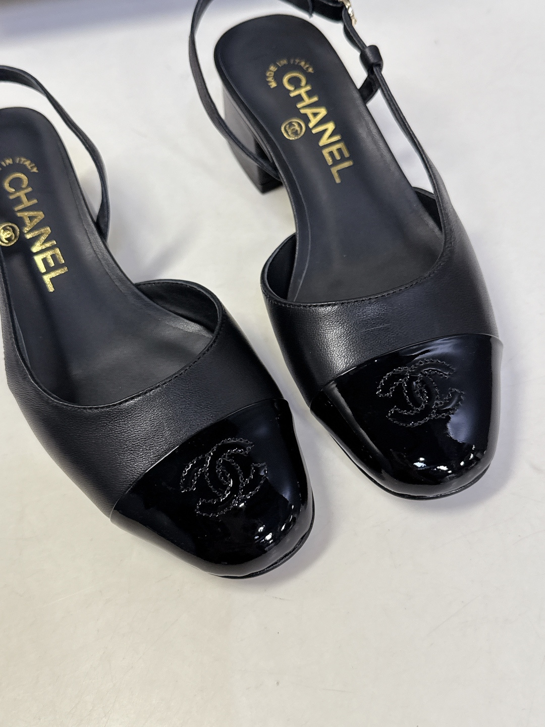 CHANEL香奈儿26C春夏最新款时装鞋 超多网红时尚博主种草 高级感舒适，配女神们的半身裙 经典的小圆