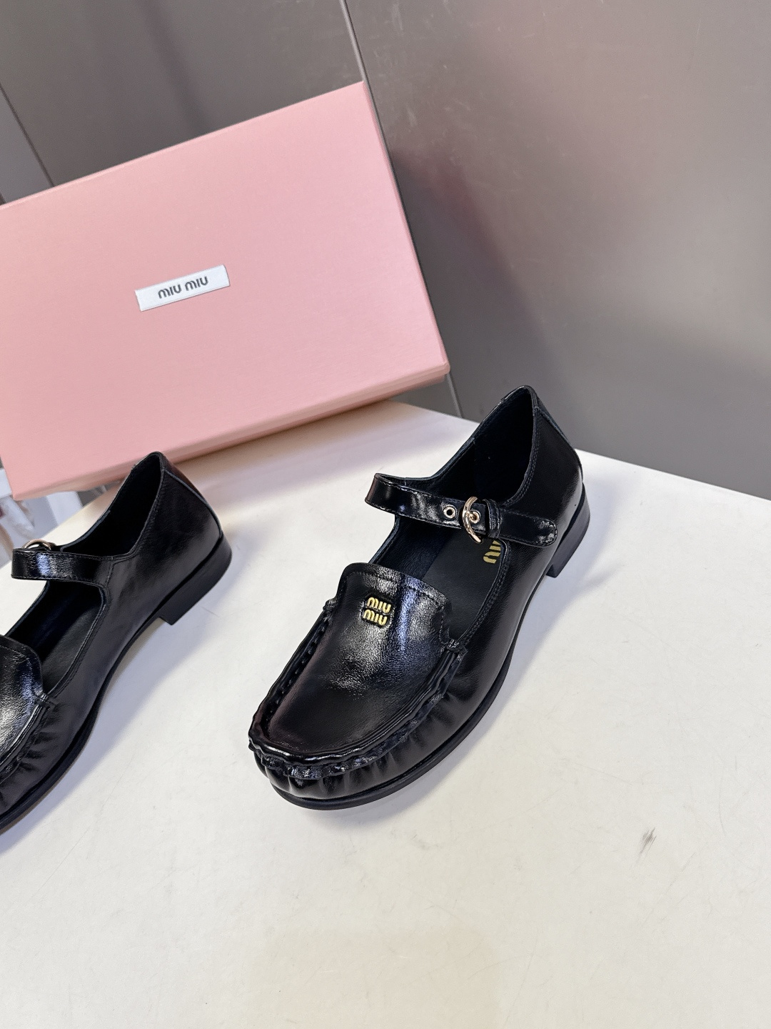 MiuMiu缪缪春夏最新走秀款 镂空乐福鞋超多明星网红种草 秀款出镜率超高的单品 这几年老钱风穿搭超级🔥