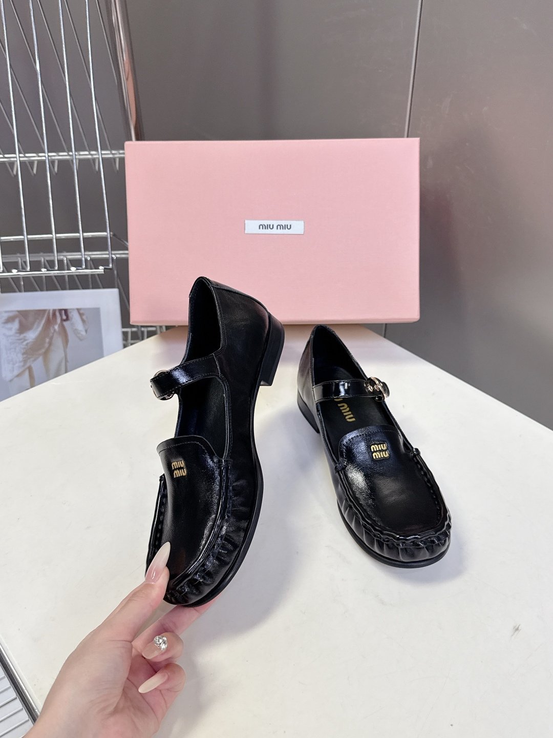 MiuMiu缪缪春夏最新走秀款 镂空乐福鞋超多明星网红种草 秀款出镜率超高的单品 这几年老钱风穿搭超级🔥