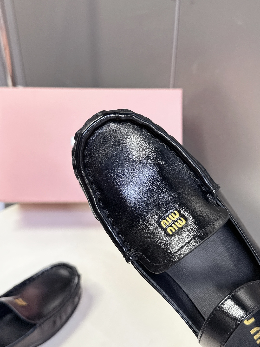 MiuMiu缪缪春夏最新走秀款 镂空乐福鞋超多明星网红种草 秀款出镜率超高的单品 这几年老钱风穿搭超级🔥