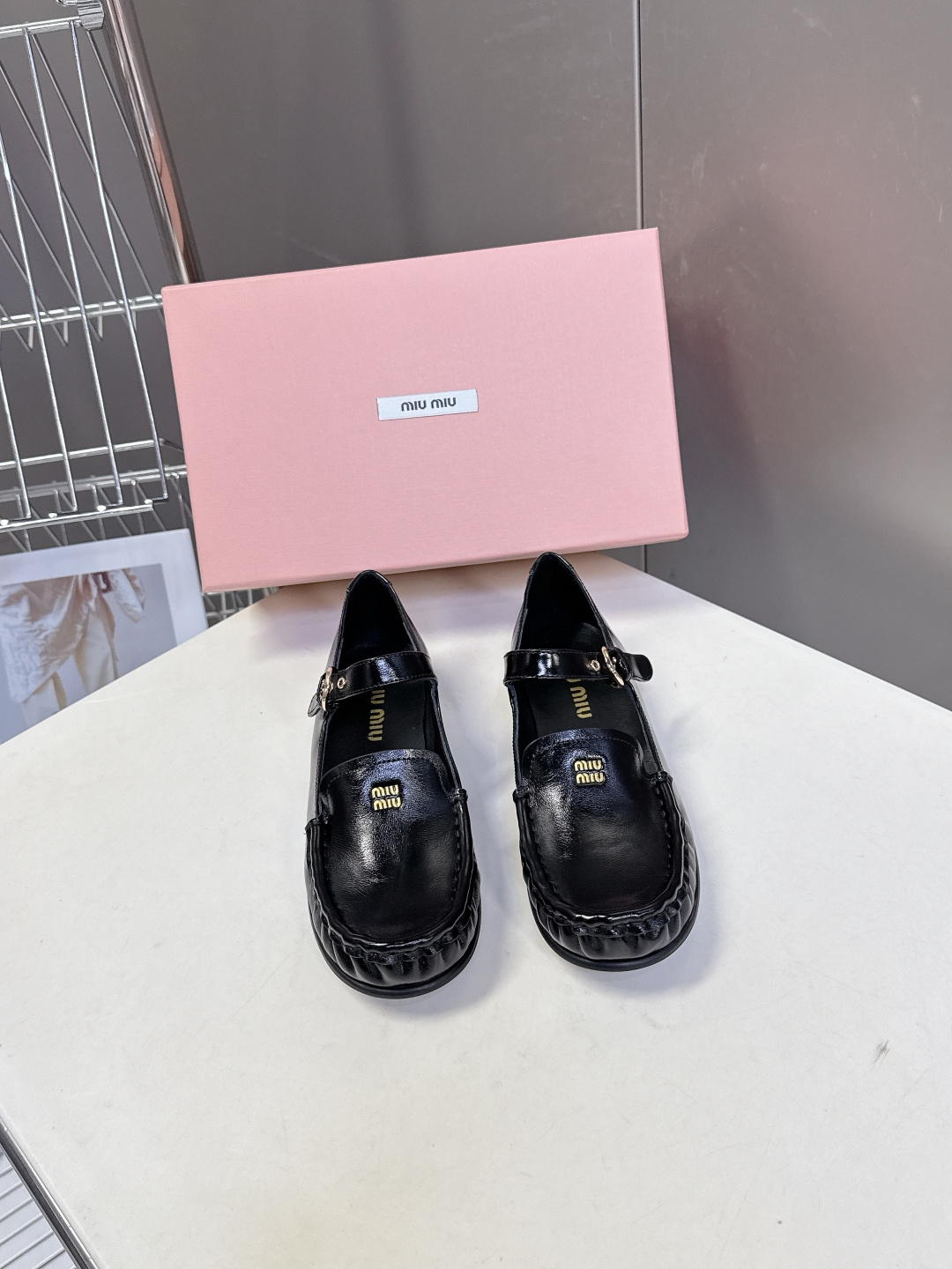 MiuMiu缪缪春夏最新走秀款 镂空乐福鞋超多明星网红种草 秀款出镜率超高的单品 这几年老钱风穿搭超级🔥