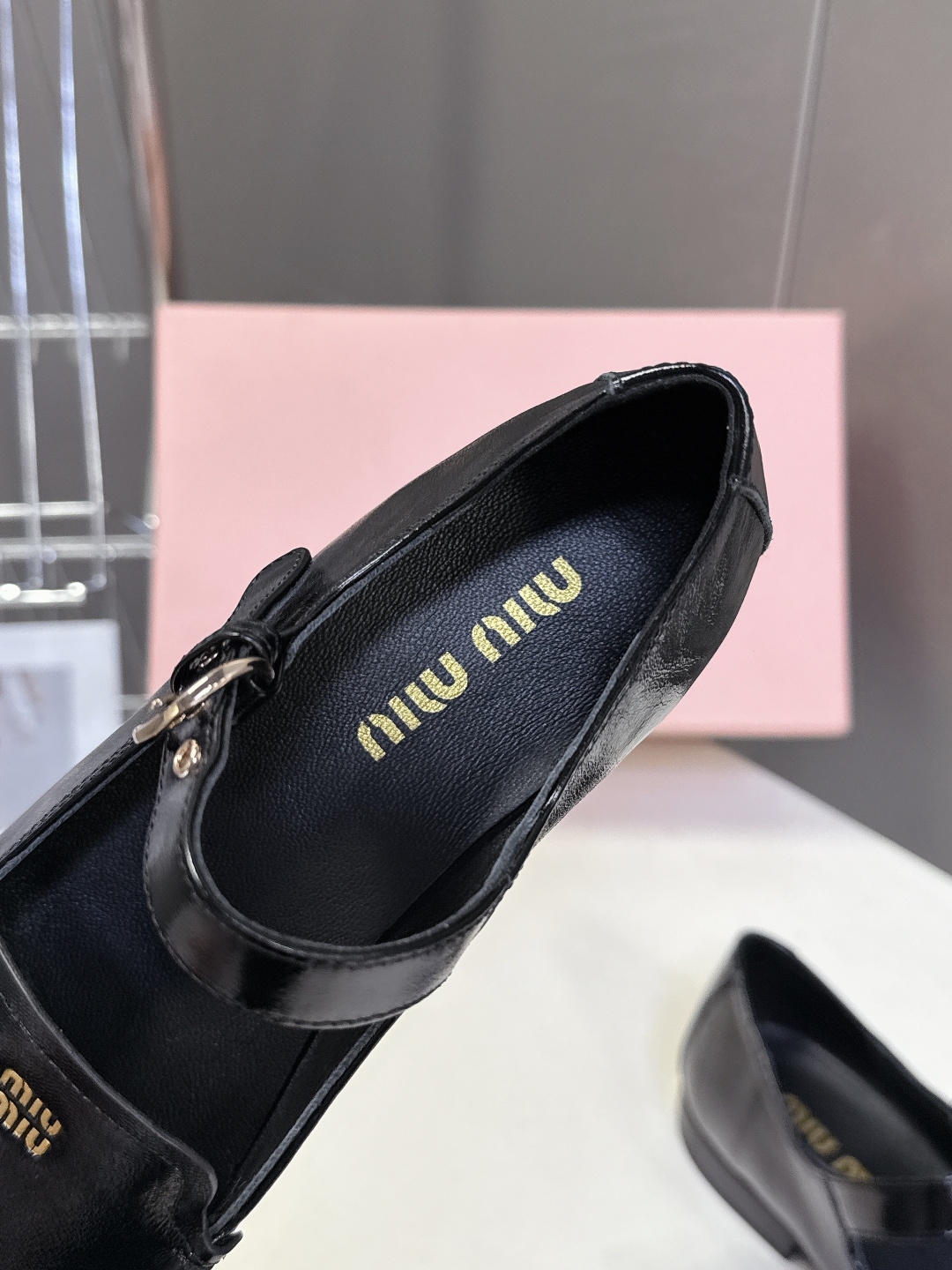 MiuMiu缪缪春夏最新走秀款 镂空乐福鞋超多明星网红种草 秀款出镜率超高的单品 这几年老钱风穿搭超级🔥