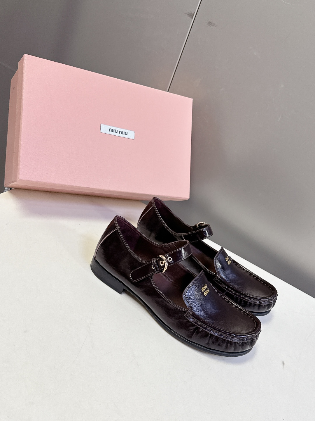 MiuMiu缪缪春夏最新走秀款 镂空乐福鞋超多明星网红种草 秀款出镜率超高的单品 这几年老钱风穿搭超级🔥