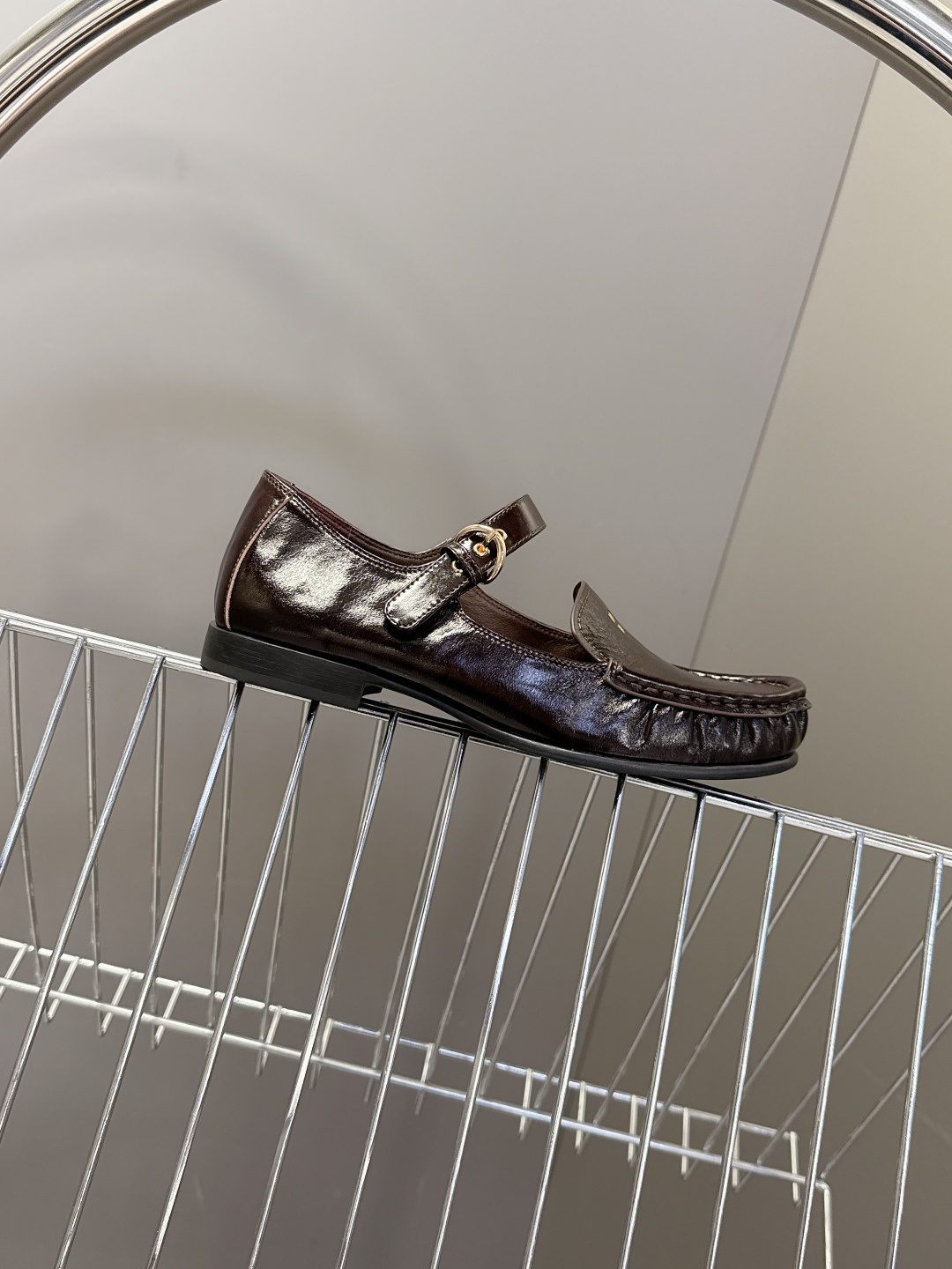 MiuMiu缪缪春夏最新走秀款 镂空乐福鞋超多明星网红种草 秀款出镜率超高的单品 这几年老钱风穿搭超级🔥