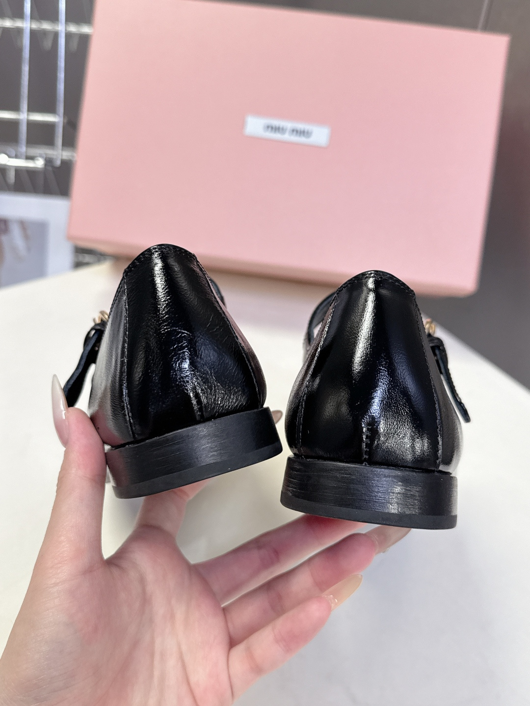 MiuMiu缪缪春夏最新走秀款 镂空乐福鞋超多明星网红种草 秀款出镜率超高的单品 这几年老钱风穿搭超级🔥