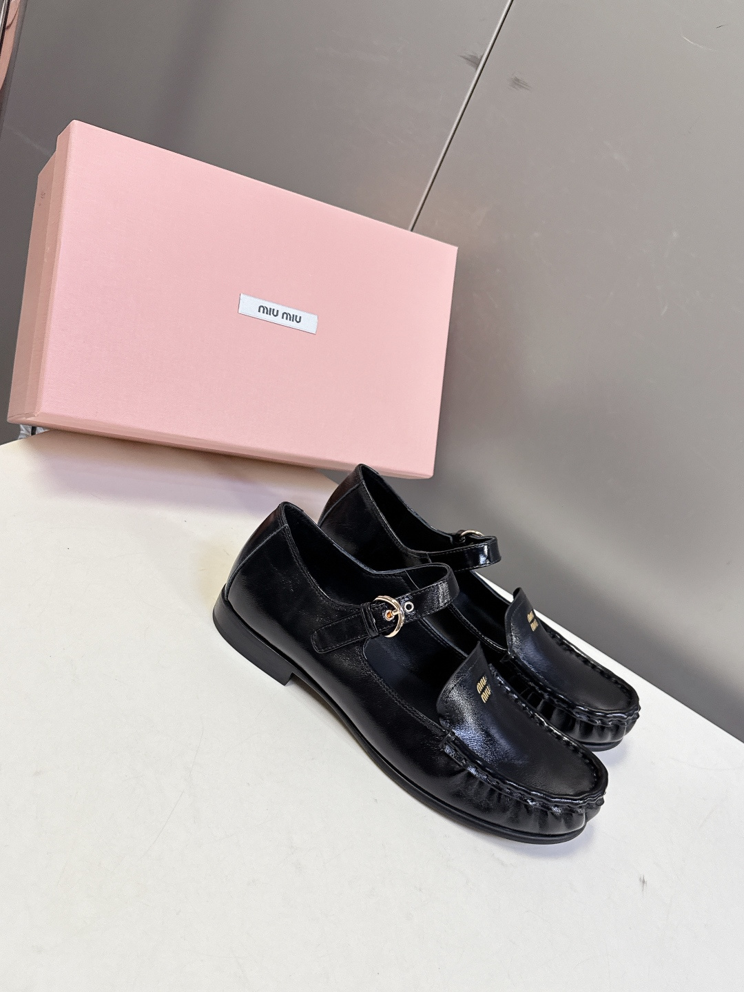 MiuMiu缪缪春夏最新走秀款 镂空乐福鞋超多明星网红种草 秀款出镜率超高的单品 这几年老钱风穿搭超级🔥