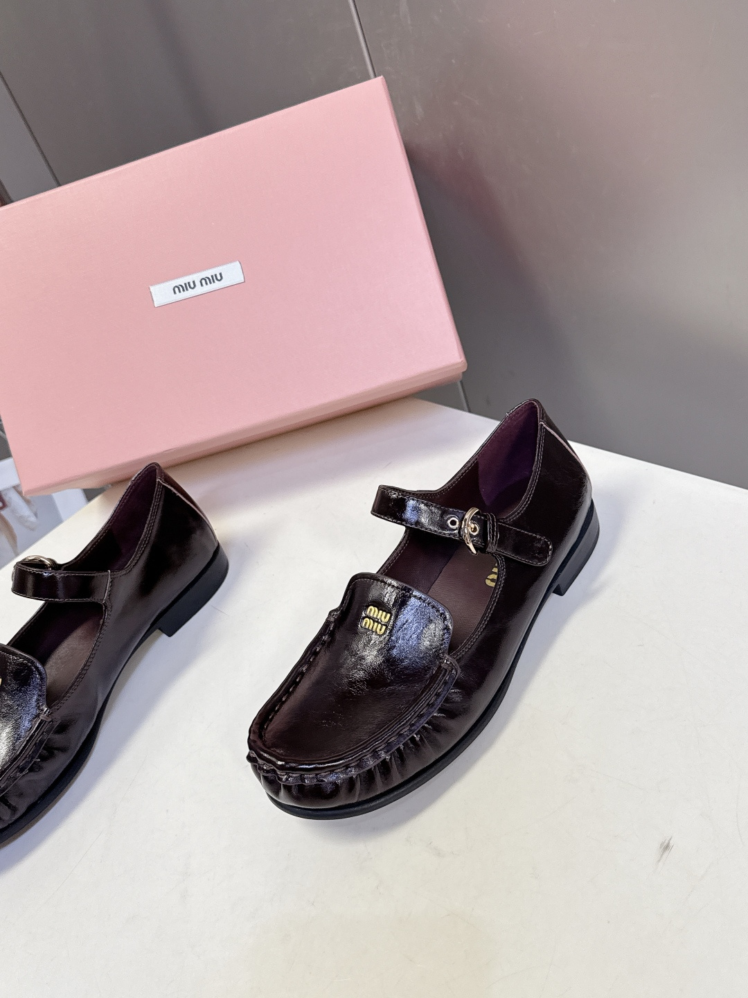 MiuMiu缪缪春夏最新走秀款 镂空乐福鞋超多明星网红种草 秀款出镜率超高的单品 这几年老钱风穿搭超级🔥