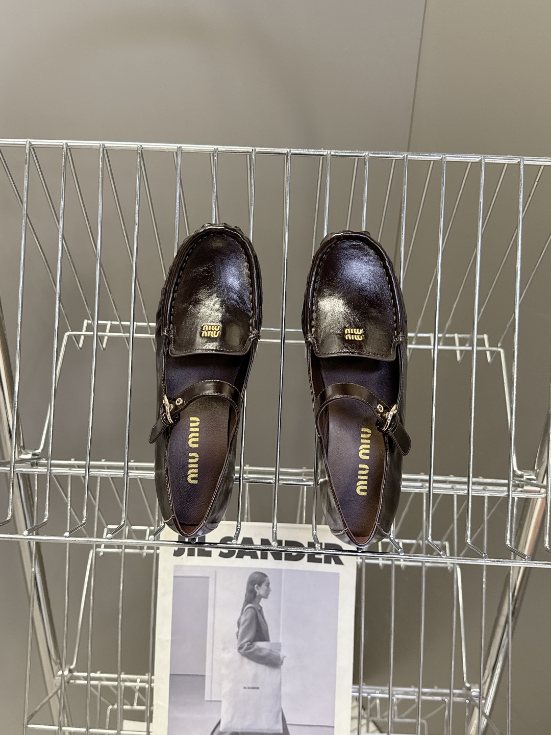 MiuMiu缪缪春夏最新走秀款 镂空乐福鞋超多明星网红种草 秀款出镜率超高的单品 这几年老钱风穿搭超级🔥