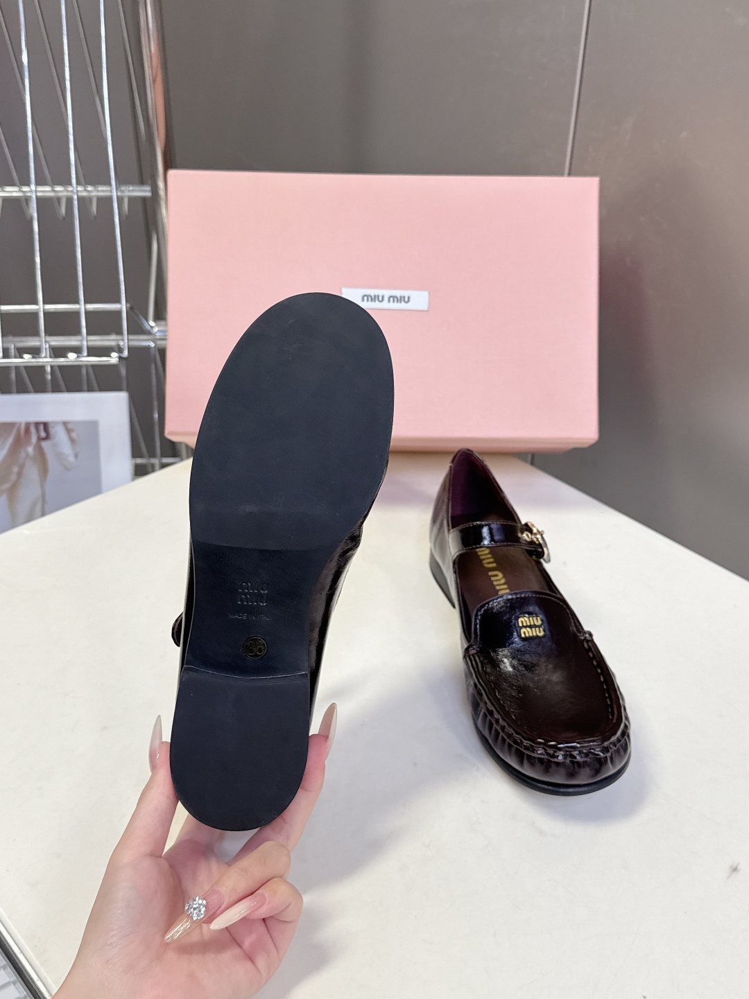 MiuMiu缪缪春夏最新走秀款 镂空乐福鞋超多明星网红种草 秀款出镜率超高的单品 这几年老钱风穿搭超级🔥