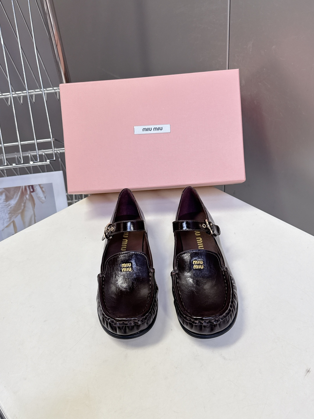 MiuMiu缪缪春夏最新走秀款 镂空乐福鞋超多明星网红种草 秀款出镜率超高的单品 这几年老钱风穿搭超级🔥