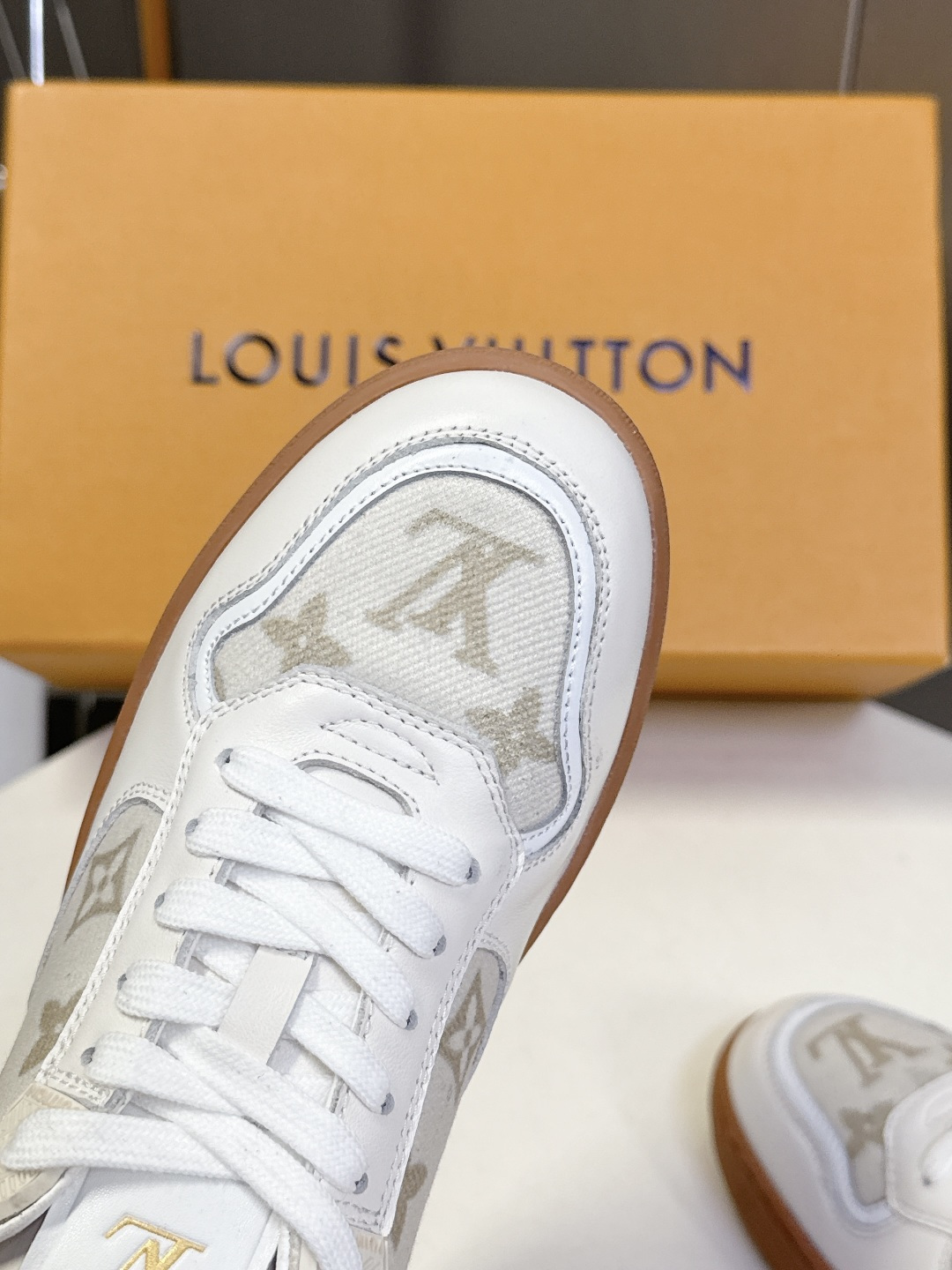 路易威登LV春夏新款运动德训鞋 专柜一鞋难求 每个店铺配额有限 超多网红时装博主种草 原版购入开发 完美