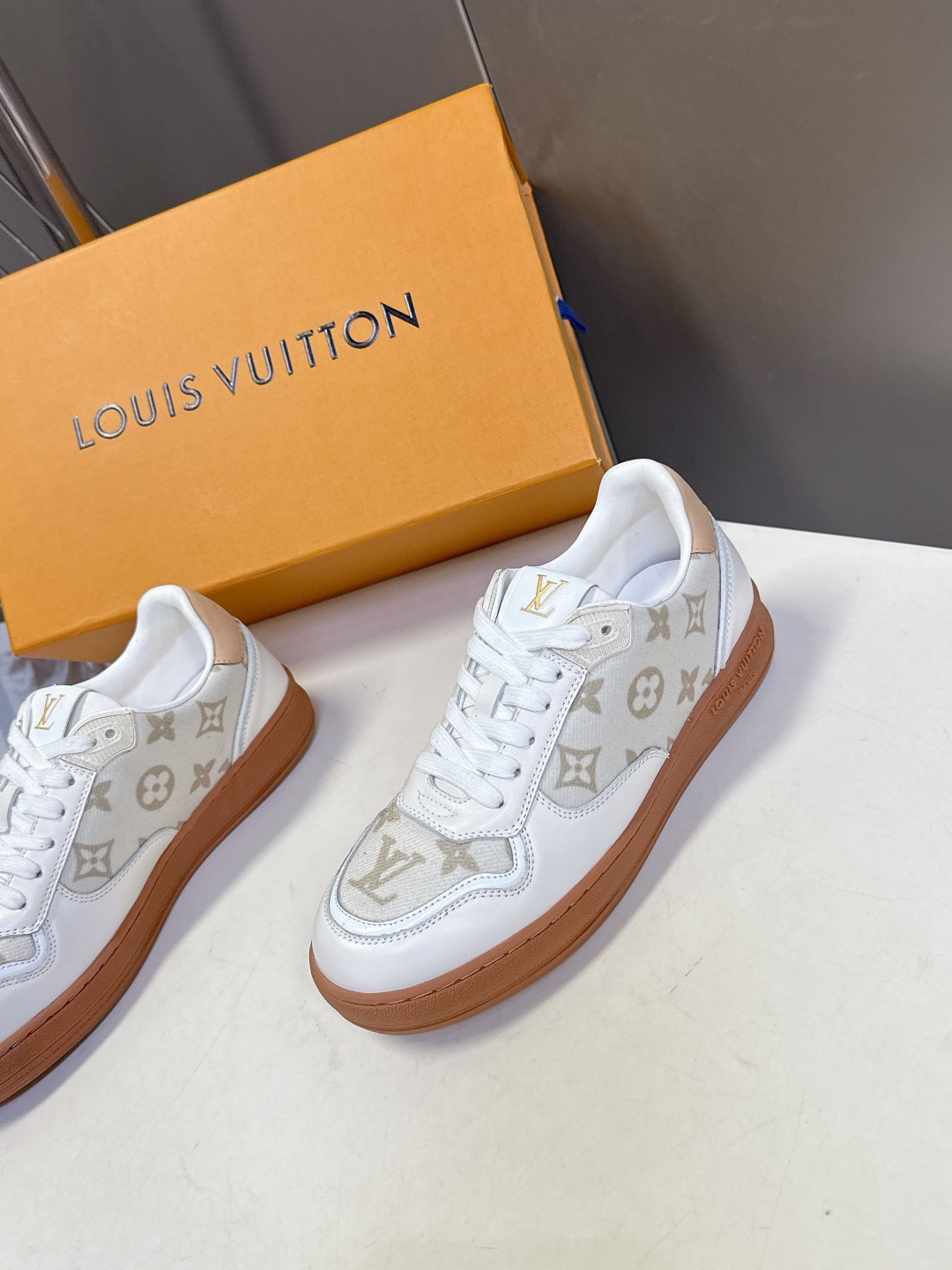 路易威登LV春夏新款运动德训鞋 专柜一鞋难求 每个店铺配额有限 超多网红时装博主种草 原版购入开发 完美