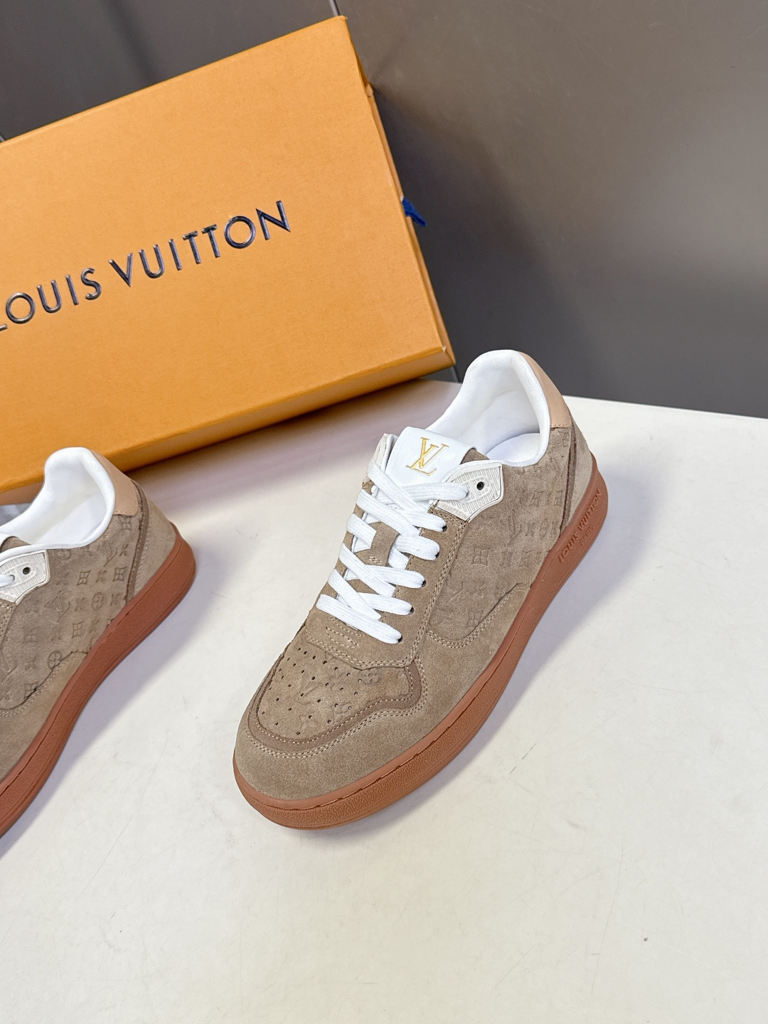 路易威登LV春夏新款运动德训鞋 专柜一鞋难求 每个店铺配额有限 超多网红时装博主种草 原版购入开发 完美