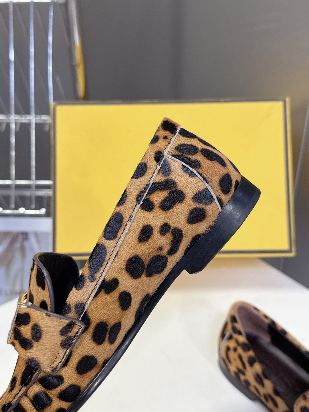 Fendi芬迪2026春夏最新款F扣褶皱牛皮乐福鞋超多明星网红种草 今年超火的皱皮乐福鞋 简简单单的老钱