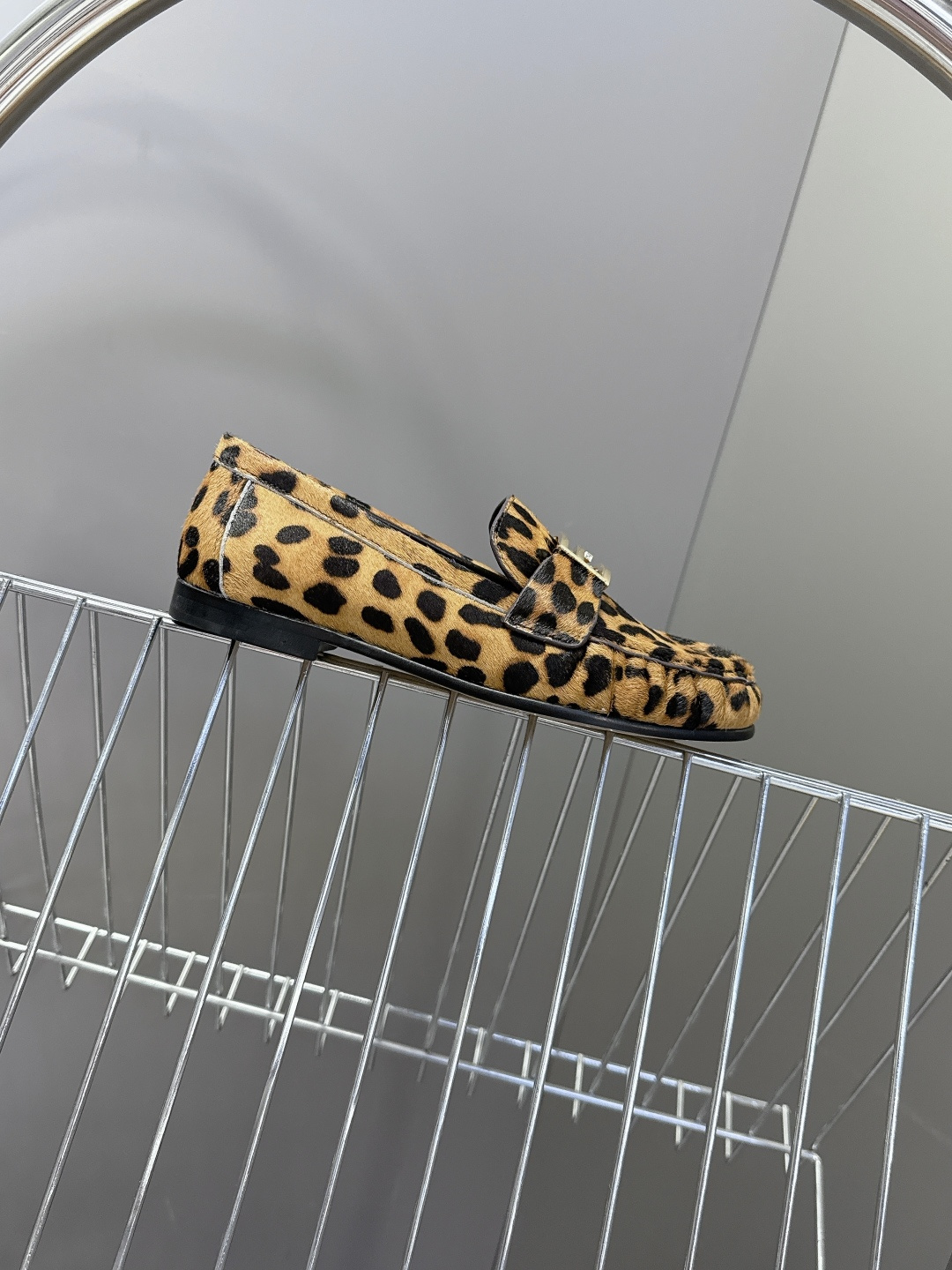 Fendi芬迪2026春夏最新款F扣褶皱牛皮乐福鞋超多明星网红种草 今年超火的皱皮乐福鞋 简简单单的老钱