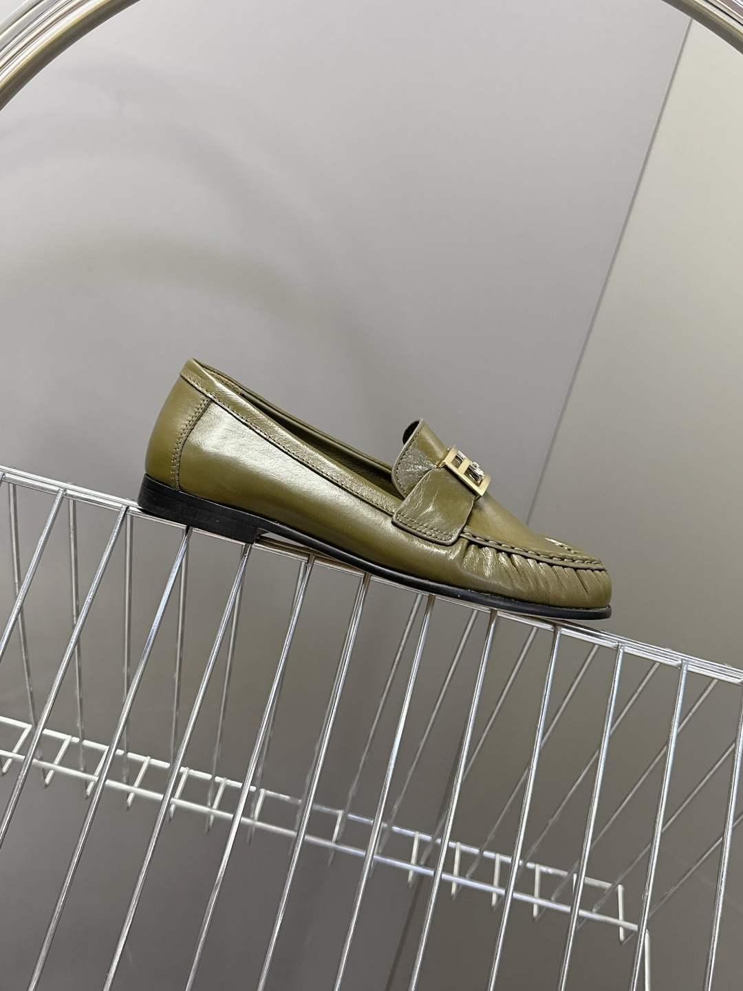 Fendi芬迪2026春夏最新款F扣褶皱牛皮乐福鞋超多明星网红种草 今年超火的皱皮乐福鞋 简简单单的老钱