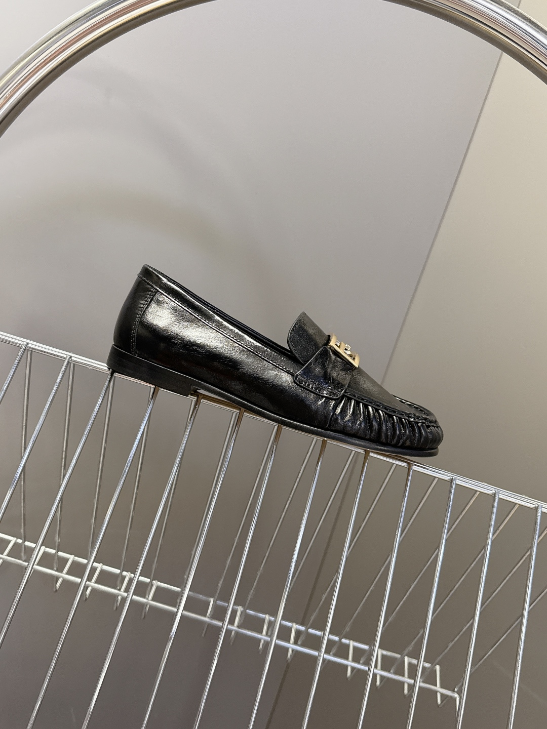 Fendi芬迪2026春夏最新款F扣褶皱牛皮乐福鞋超多明星网红种草 今年超火的皱皮乐福鞋 简简单单的老钱