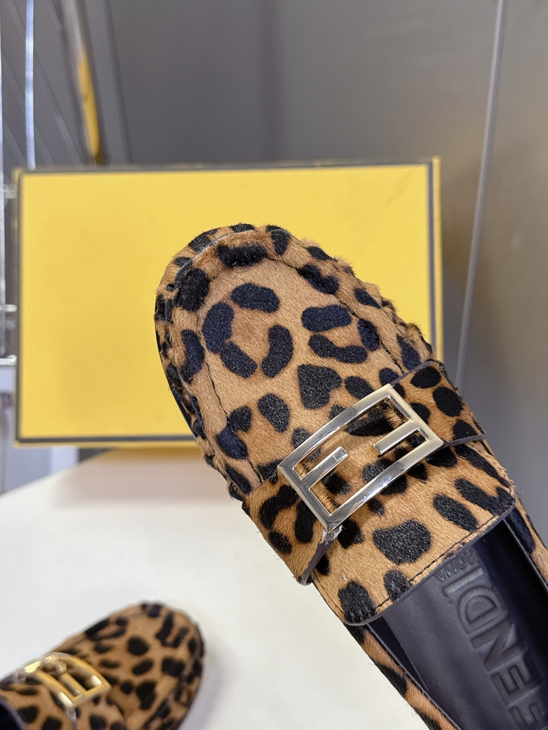 Fendi芬迪2026春夏最新款F扣褶皱牛皮乐福鞋超多明星网红种草 今年超火的皱皮乐福鞋 简简单单的老钱