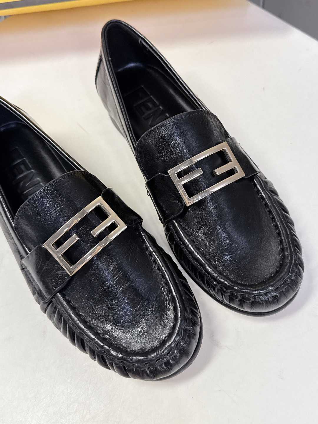 Fendi芬迪2026春夏最新款F扣褶皱牛皮乐福鞋超多明星网红种草 今年超火的皱皮乐福鞋 简简单单的老钱