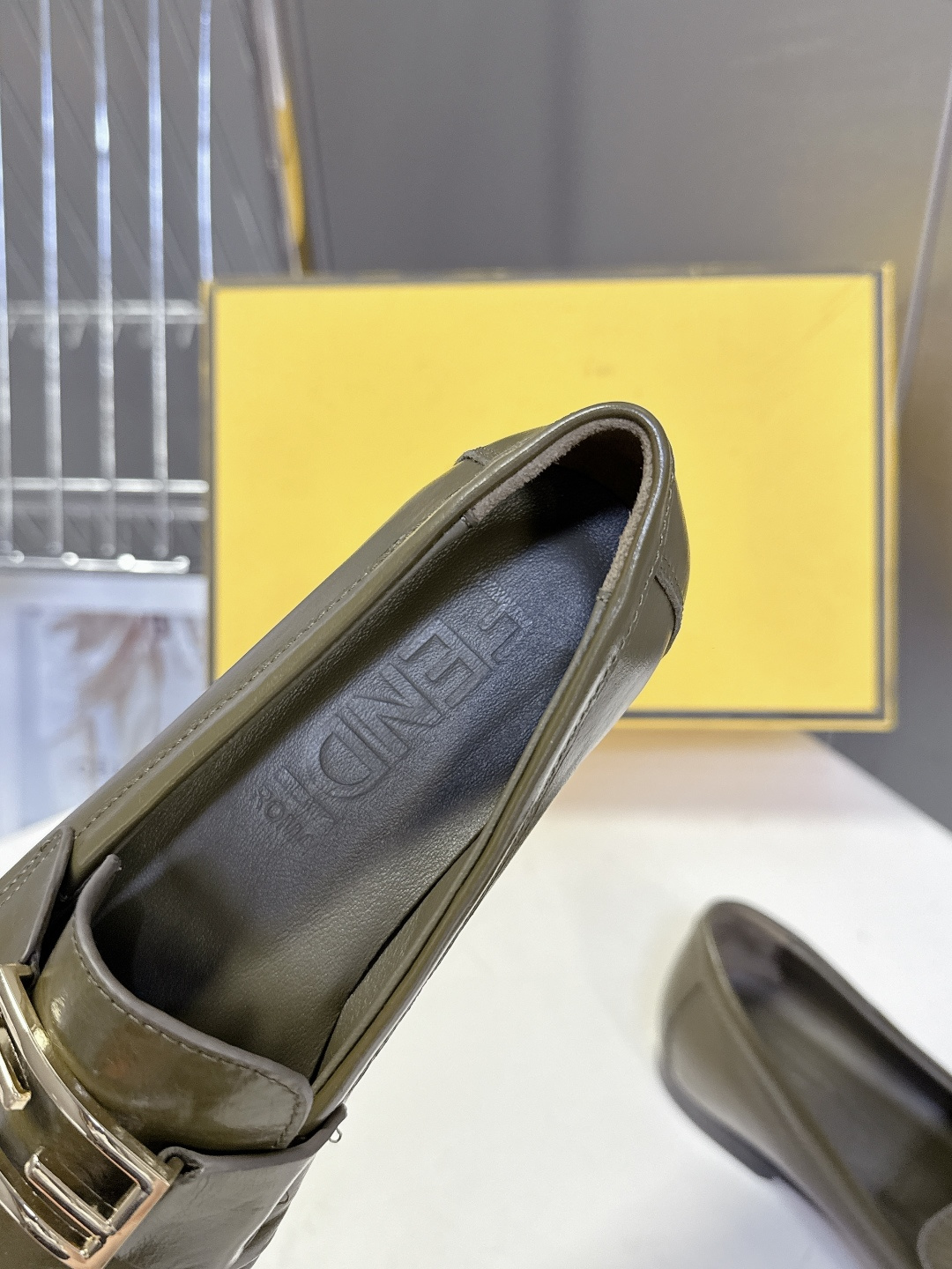 Fendi芬迪2026春夏最新款F扣褶皱牛皮乐福鞋超多明星网红种草 今年超火的皱皮乐福鞋 简简单单的老钱