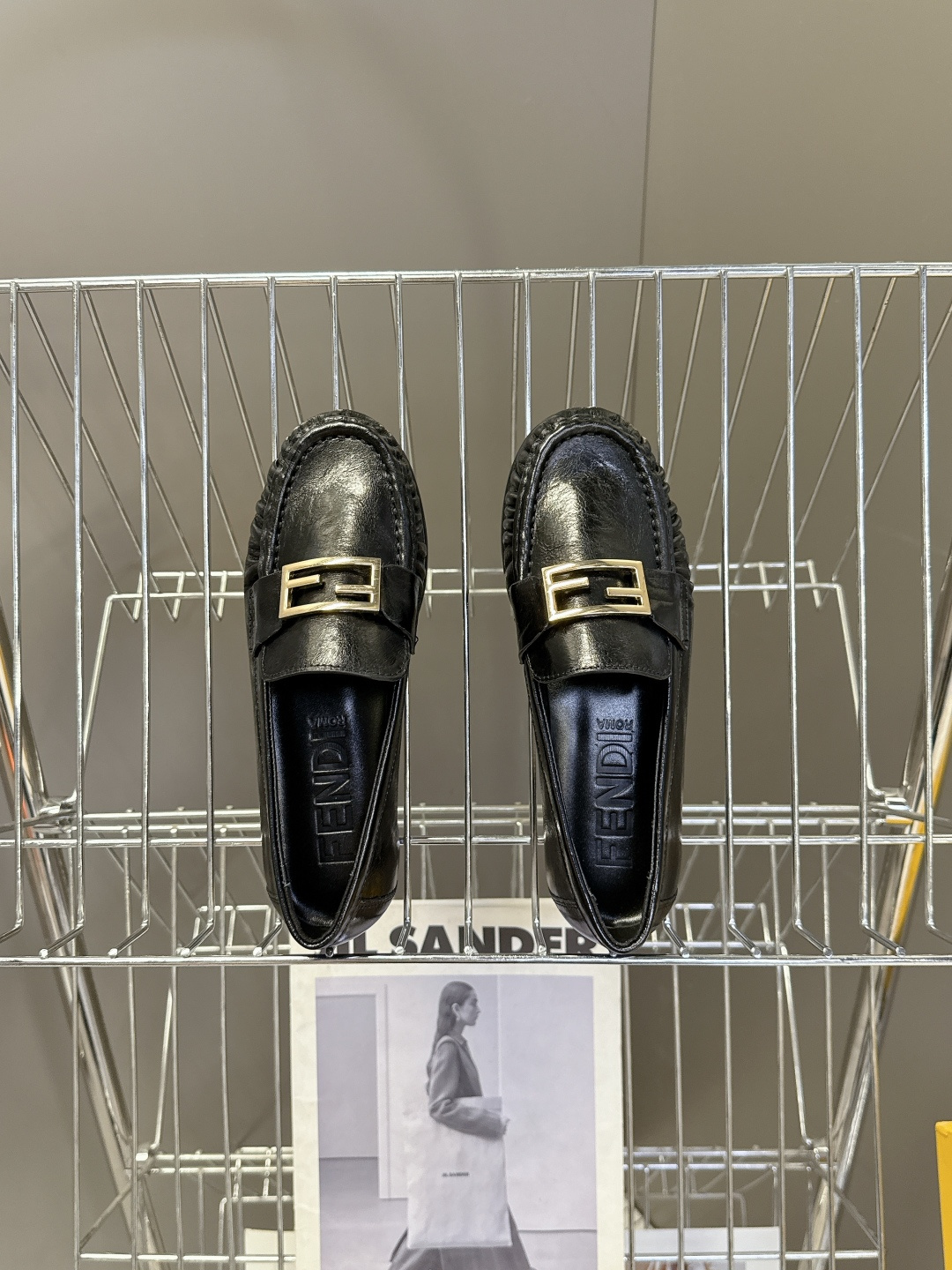 Fendi芬迪2026春夏最新款F扣褶皱牛皮乐福鞋超多明星网红种草 今年超火的皱皮乐福鞋 简简单单的老钱