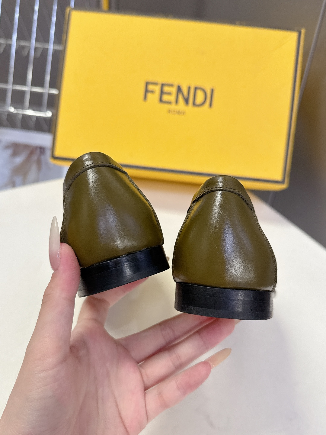 Fendi芬迪2026春夏最新款F扣褶皱牛皮乐福鞋超多明星网红种草 今年超火的皱皮乐福鞋 简简单单的老钱