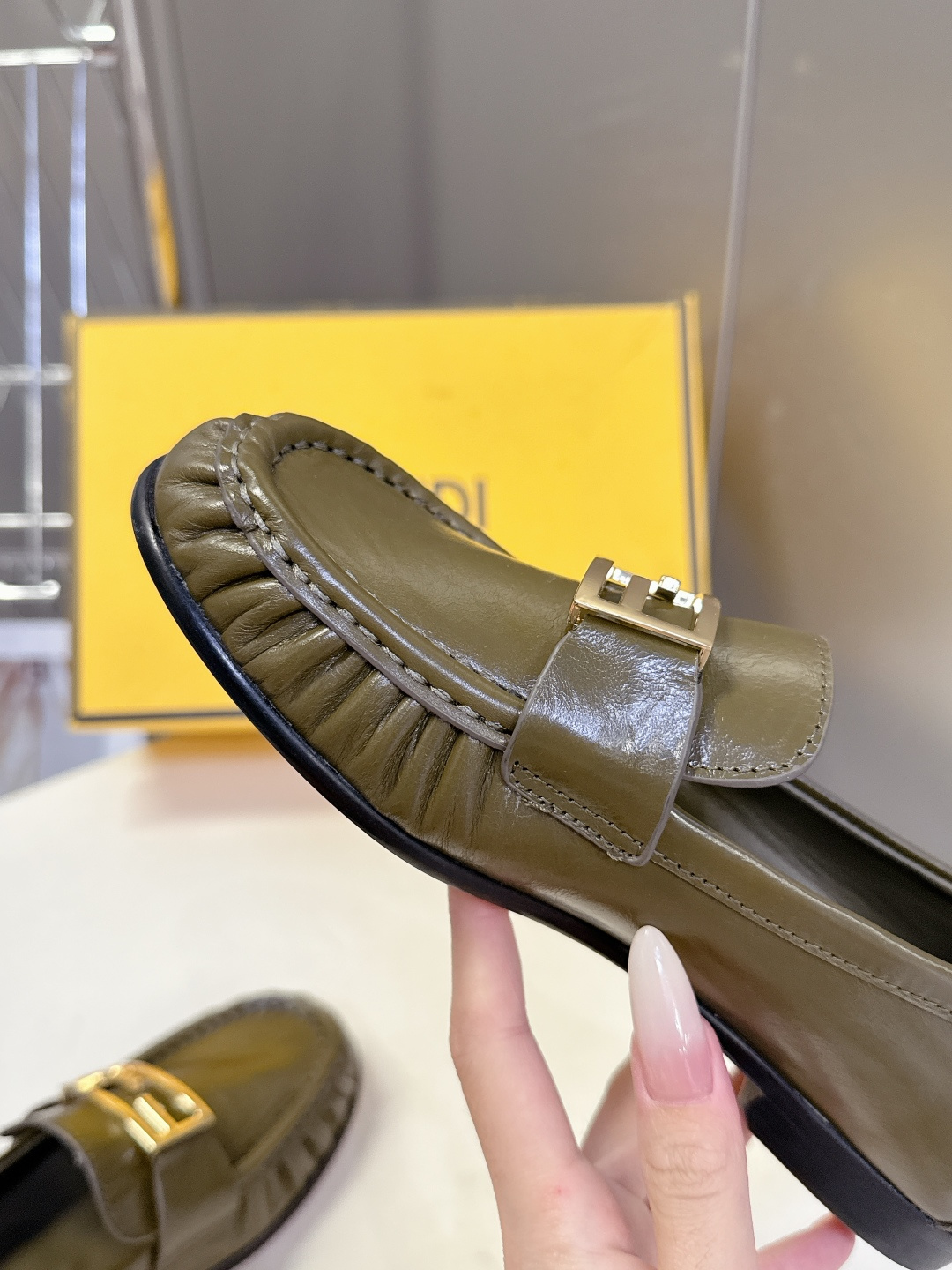 Fendi芬迪2026春夏最新款F扣褶皱牛皮乐福鞋超多明星网红种草 今年超火的皱皮乐福鞋 简简单单的老钱