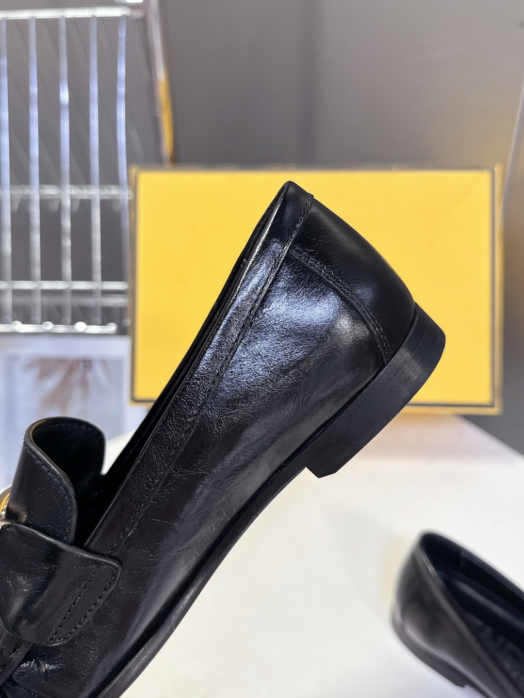 Fendi芬迪2026春夏最新款F扣褶皱牛皮乐福鞋超多明星网红种草 今年超火的皱皮乐福鞋 简简单单的老钱