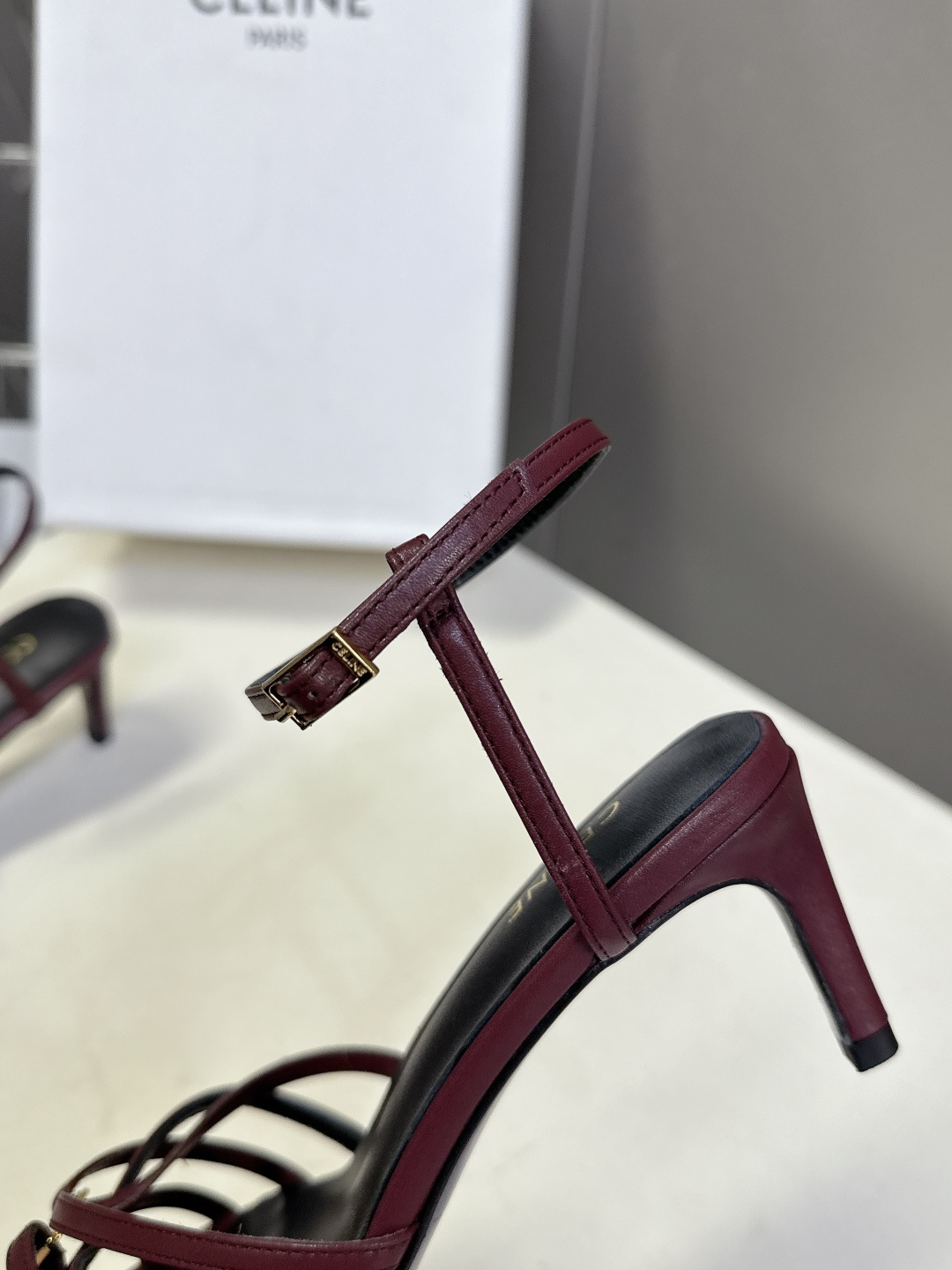 Celine春夏凯旋门时装鞋 柔美的露脚设计，脚踝绑带。上脚真的超级显瘦超级美 C家特定的精致凯旋门lo