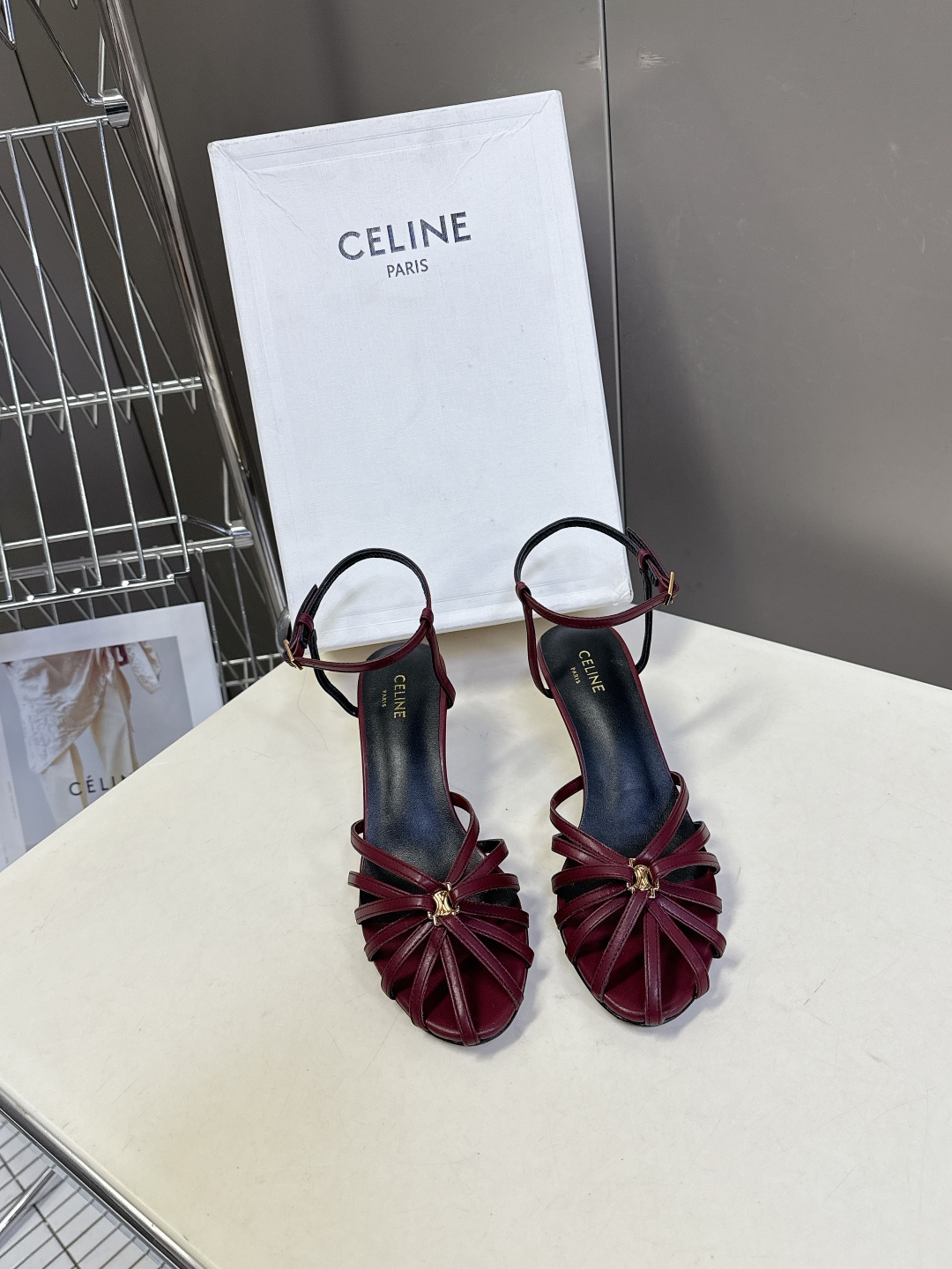 Celine春夏凯旋门时装鞋 柔美的露脚设计，脚踝绑带。上脚真的超级显瘦超级美 C家特定的精致凯旋门lo