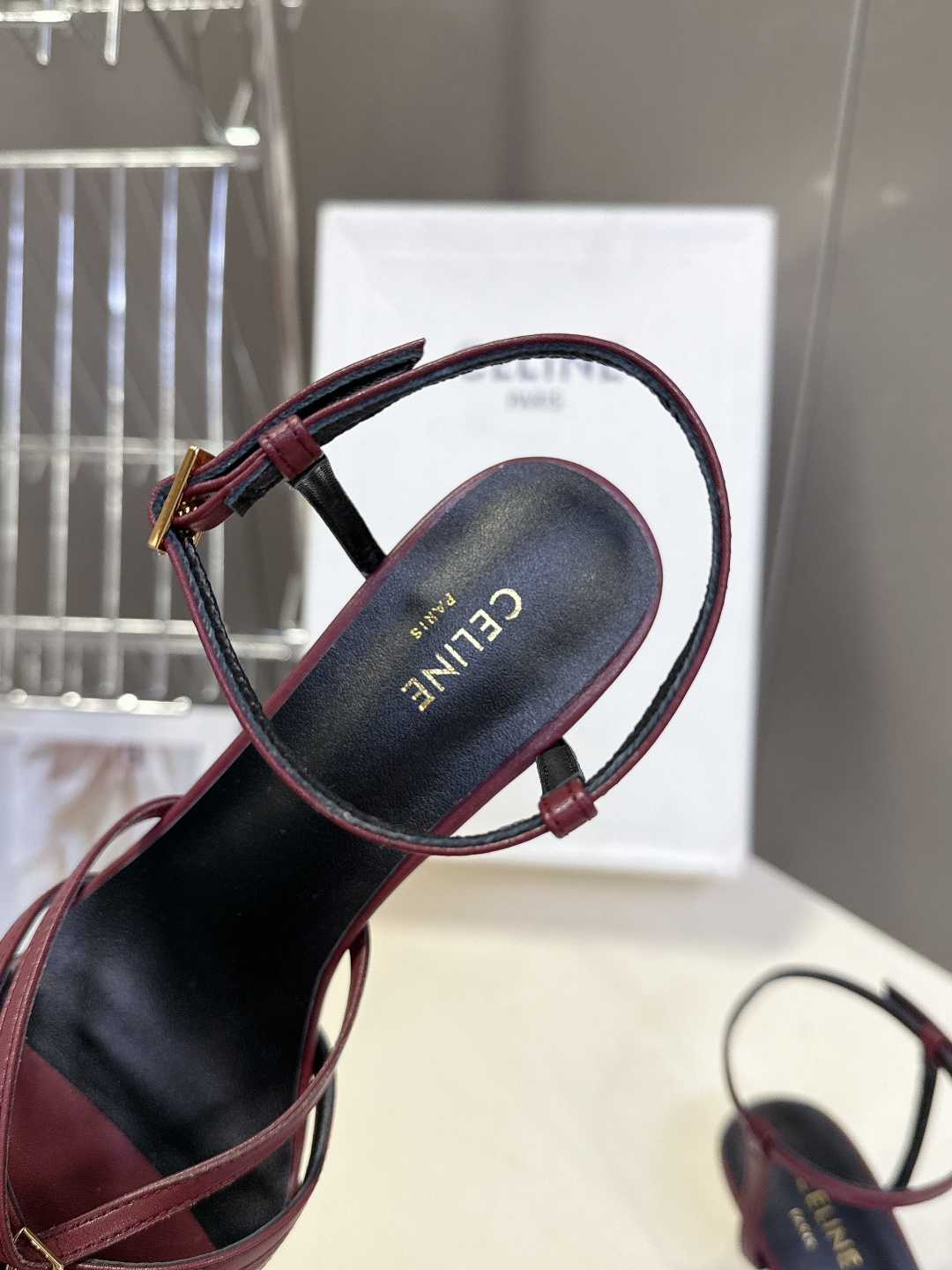 Celine春夏凯旋门时装鞋 柔美的露脚设计，脚踝绑带。上脚真的超级显瘦超级美 C家特定的精致凯旋门lo