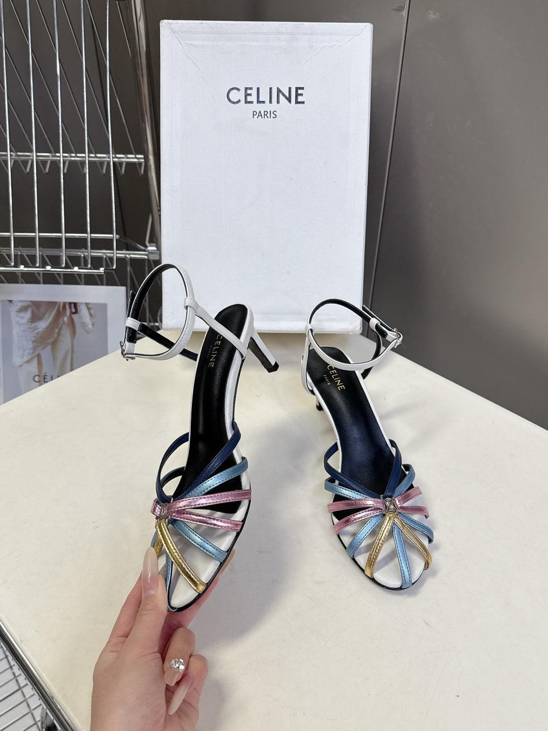 Celine春夏凯旋门时装鞋 柔美的露脚设计，脚踝绑带。上脚真的超级显瘦超级美 C家特定的精致凯旋门lo