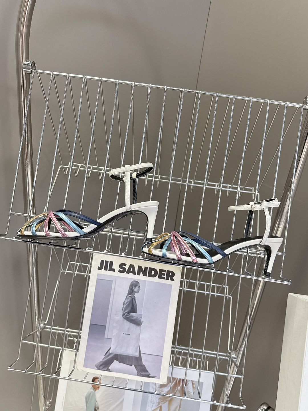 Celine春夏凯旋门时装鞋 柔美的露脚设计，脚踝绑带。上脚真的超级显瘦超级美 C家特定的精致凯旋门lo