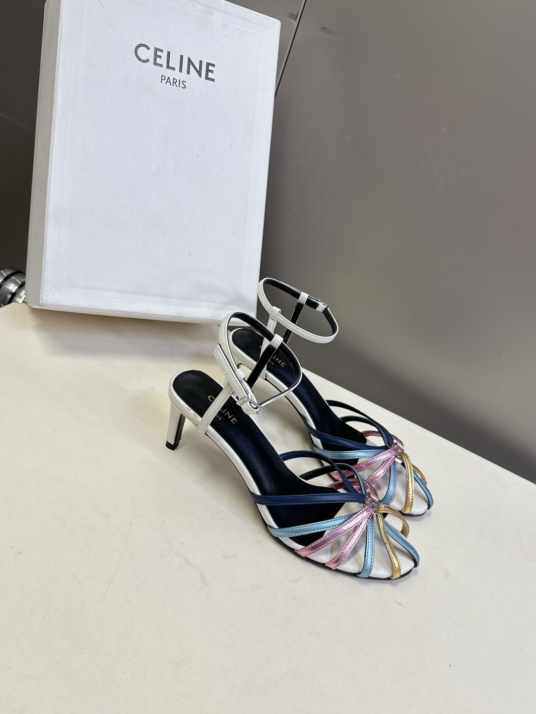 Celine春夏凯旋门时装鞋 柔美的露脚设计，脚踝绑带。上脚真的超级显瘦超级美 C家特定的精致凯旋门lo